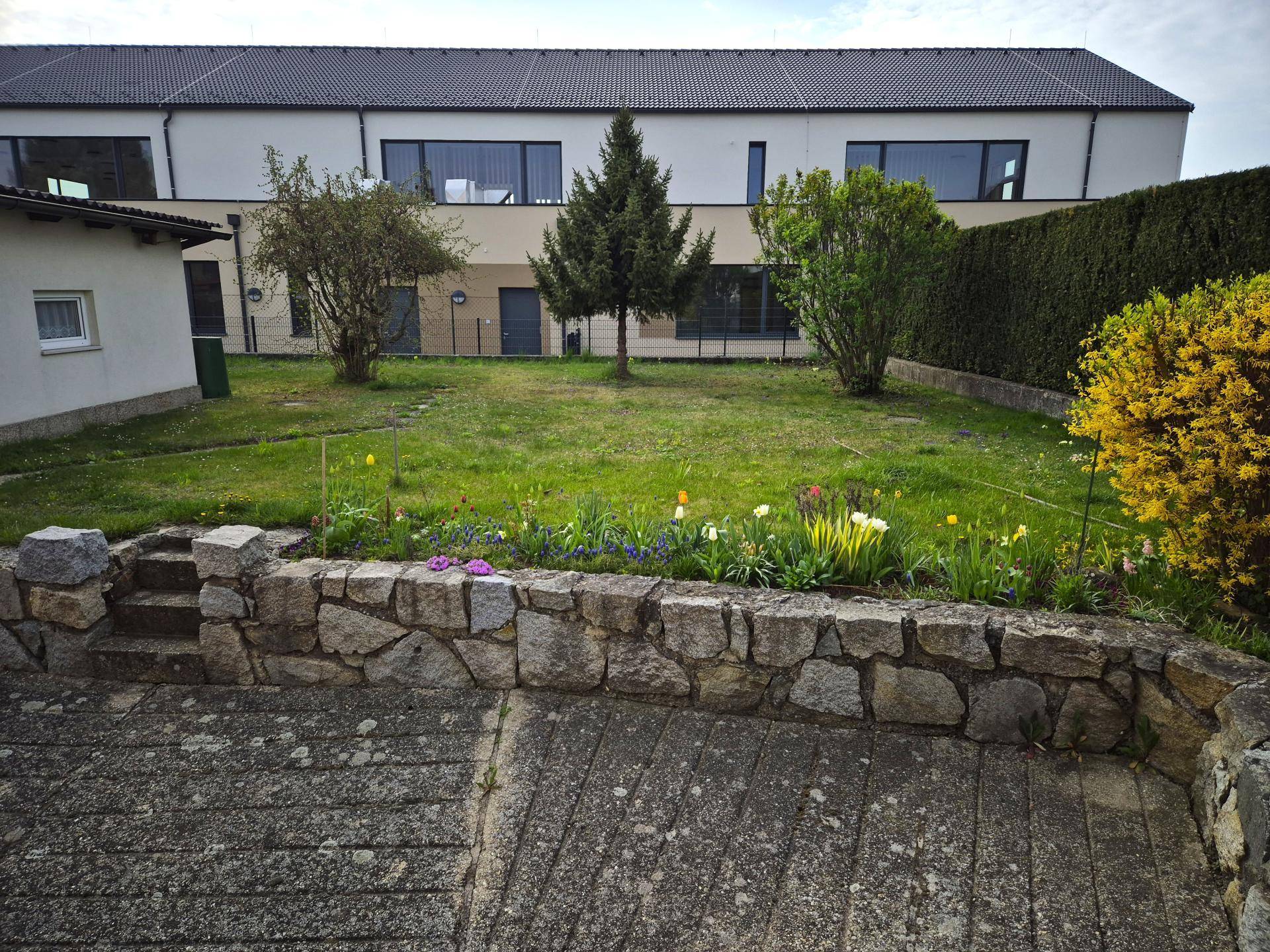 GEPFLEGTES EINFAMILIENHAUS MIT GARAGE UND SCHÖNEM GARTEN - Ansicht 2