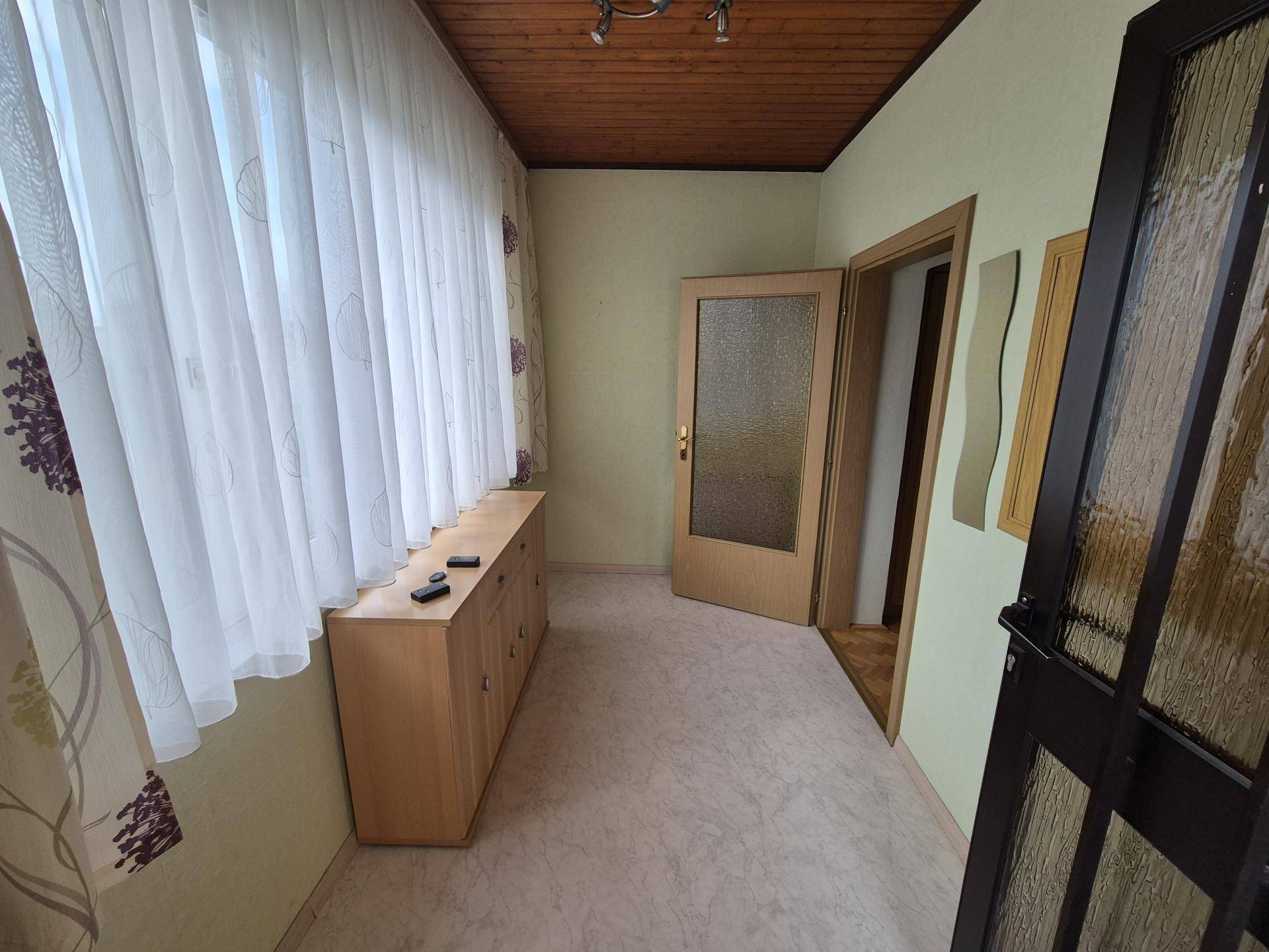 GEPFLEGTES EINFAMILIENHAUS MIT GARAGE UND SCHÖNEM GARTEN - Ansicht 5
