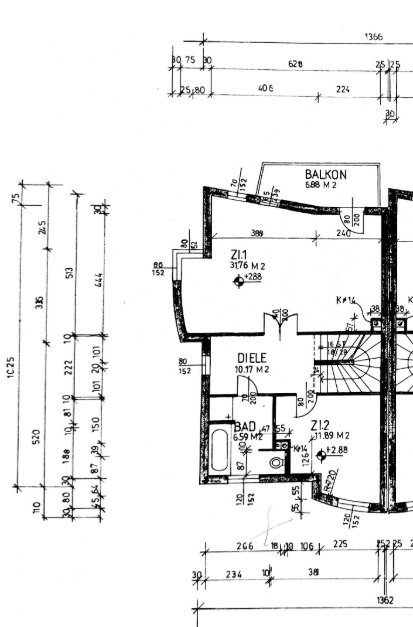 Ausschnitt eines Grundrisses mit Balkon, zwei Zimmern, Diele und Badezimmer.