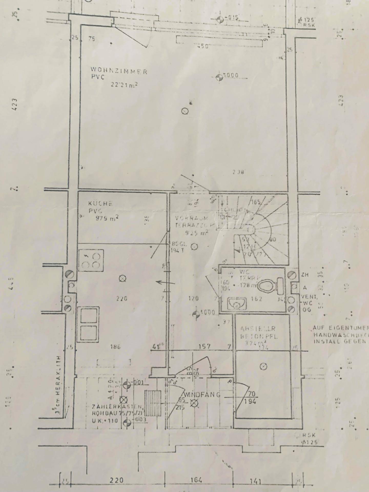 Grundriss des Erdgeschosses mit Wohnzimmer, Küche und Treppenaufgang.