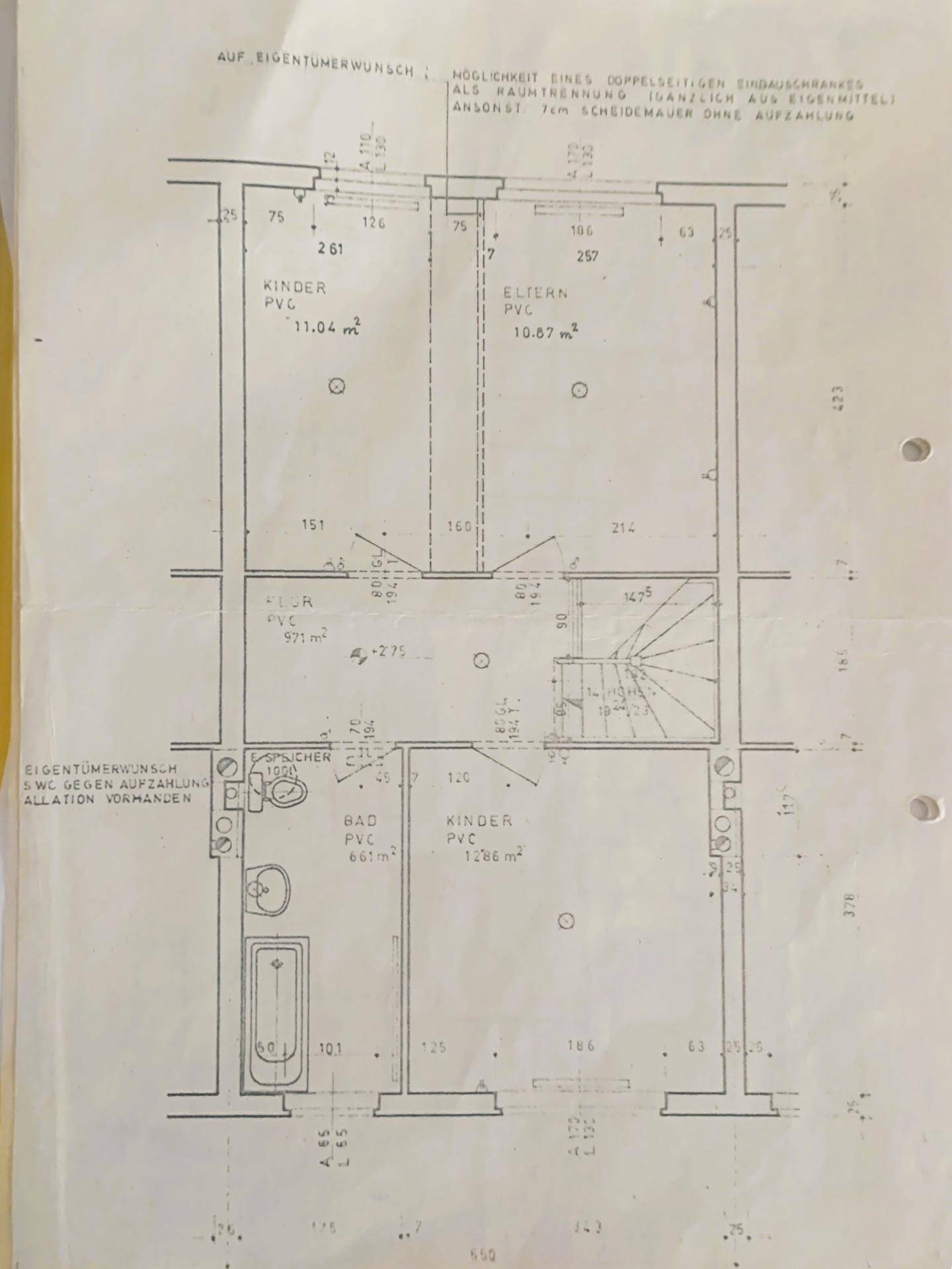 Grundriss des Obergeschosses mit Schlafzimmern, Bad und Treppenabgang.