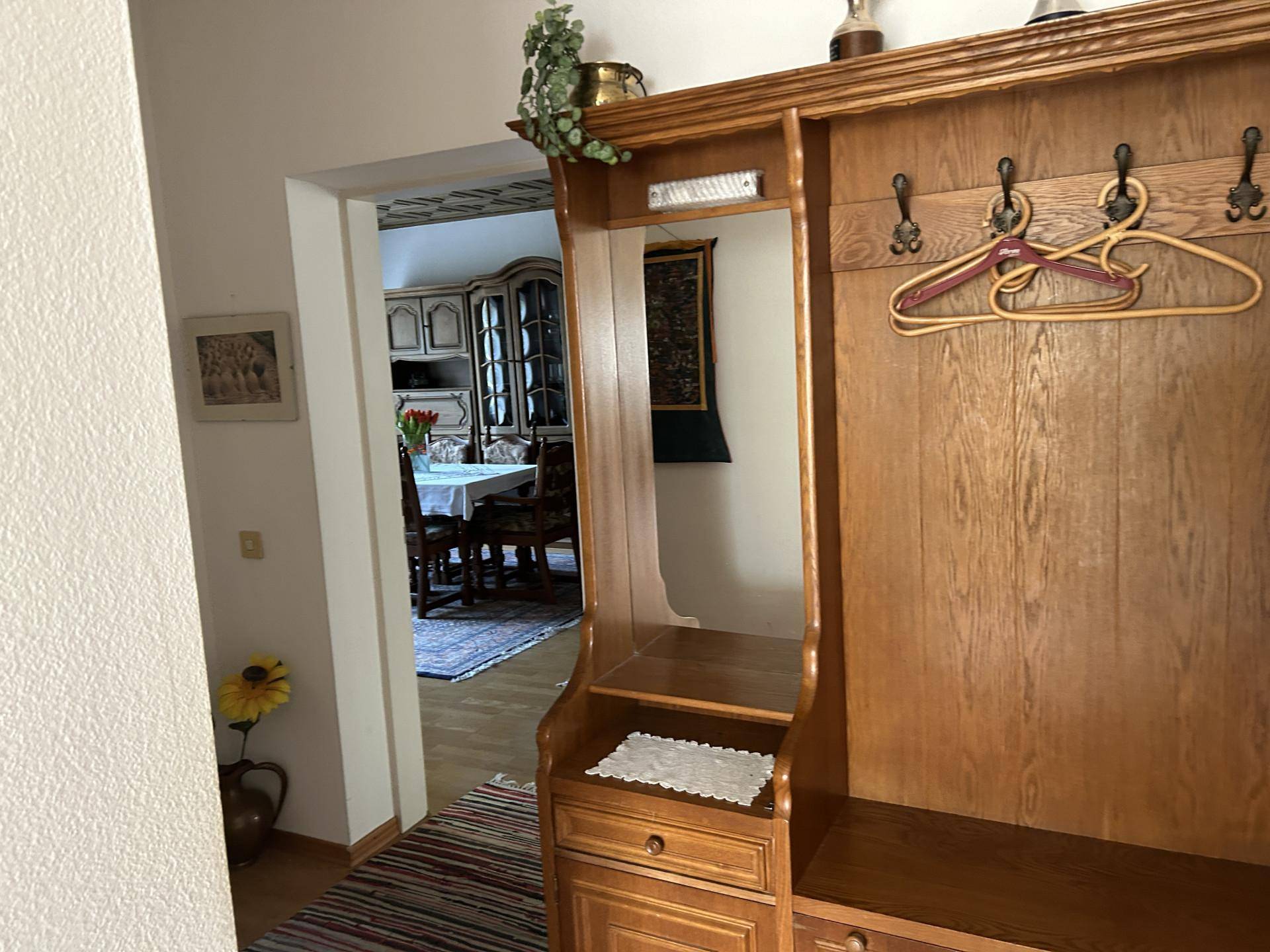 Flur mit Holzgarderobe und Blick in den Essbereich, traditionell eingerichtet.