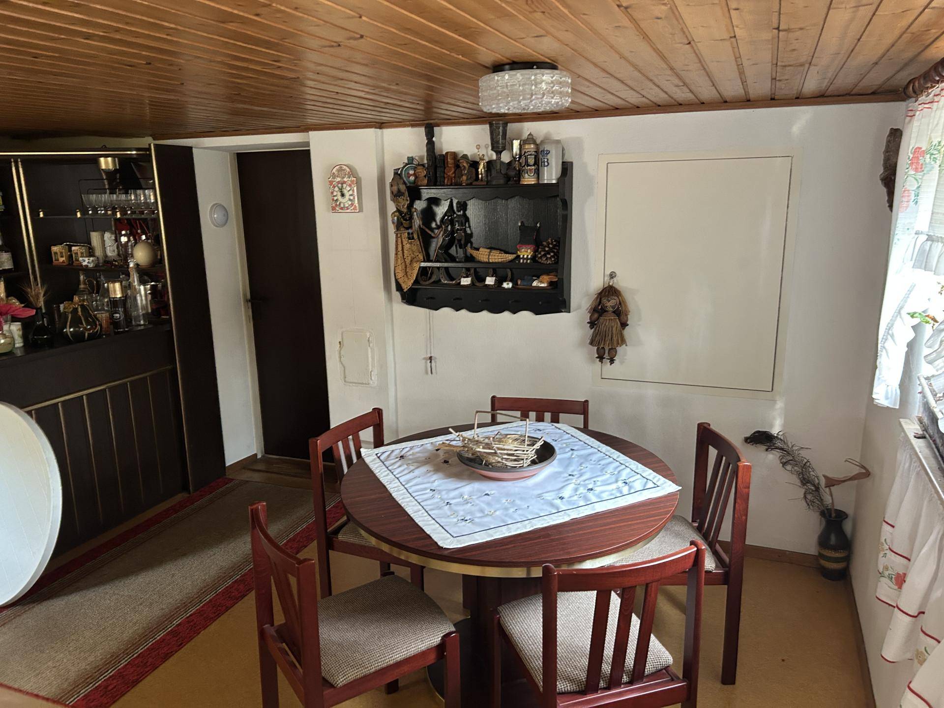 Essbereich mit Holztisch, Stühlen und Holzdecke, traditionell eingerichtet.