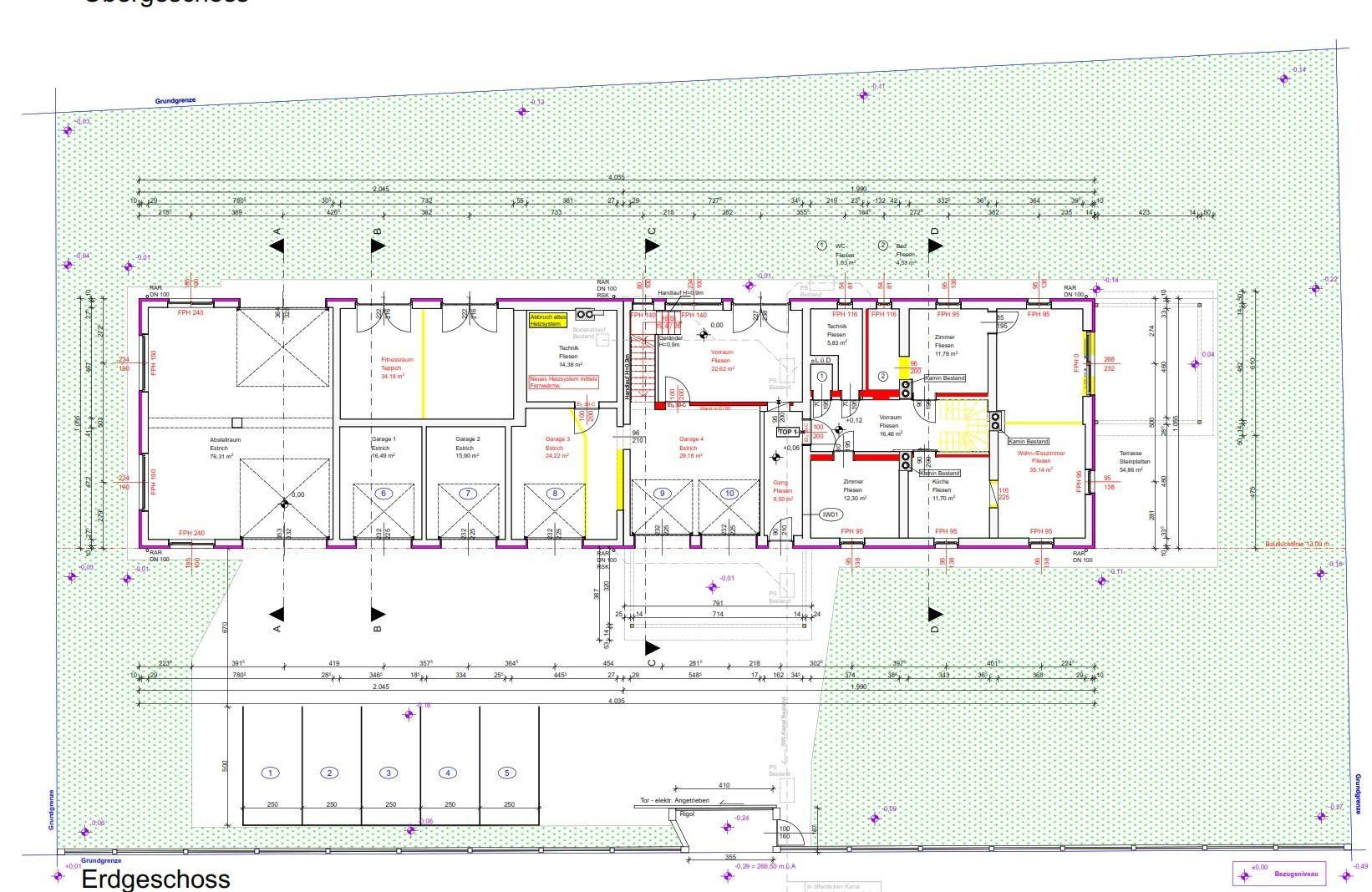 Detaillierter Grundriss des Erdgeschosses mit mehreren Wohneinheiten und Außenbereichen.