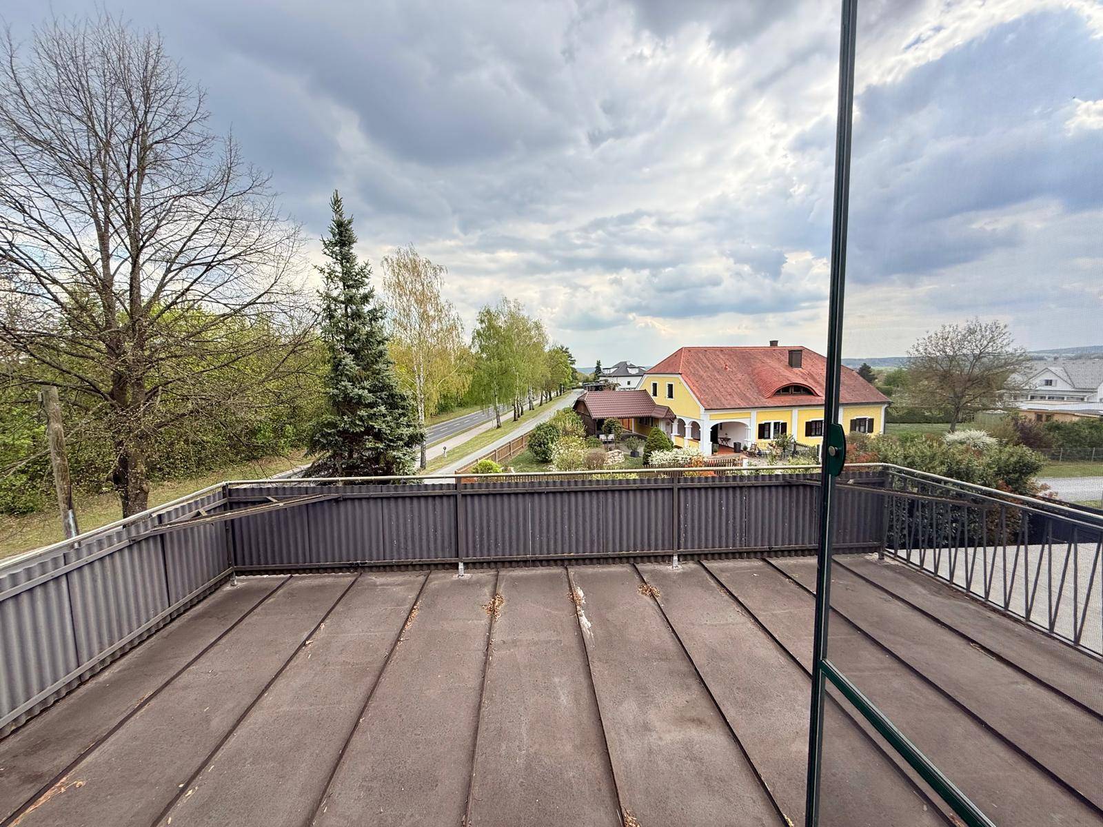 Große Dachterrasse mit weitem Blick über die Umgebung und den Himmel.