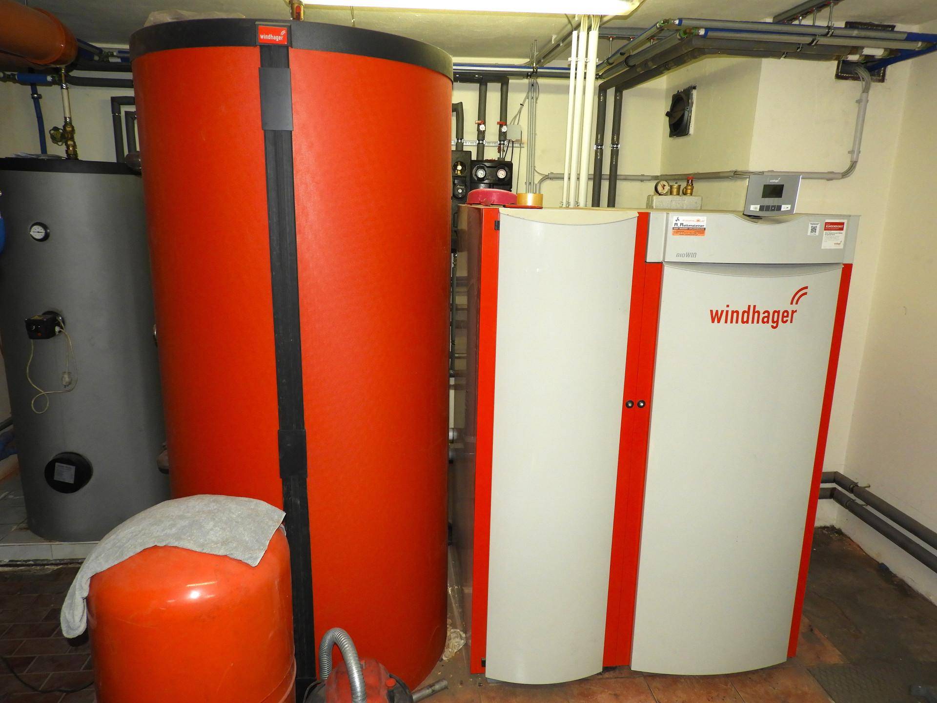 Heizungsraum mit großen Warmwasserspeichern und moderner Heizungsanlage, effizient und gut gewartet.