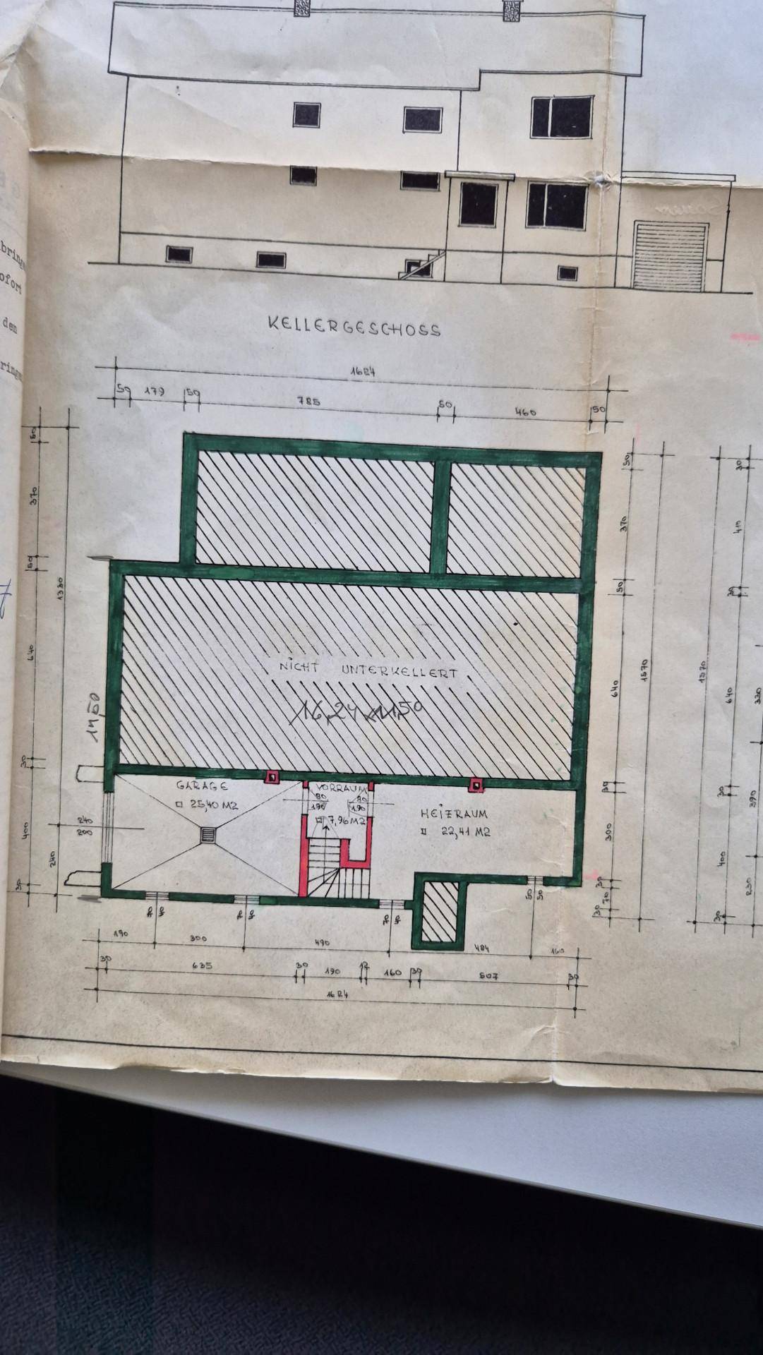 Grundriss des Kellergeschosses mit Heizraum und Garage.