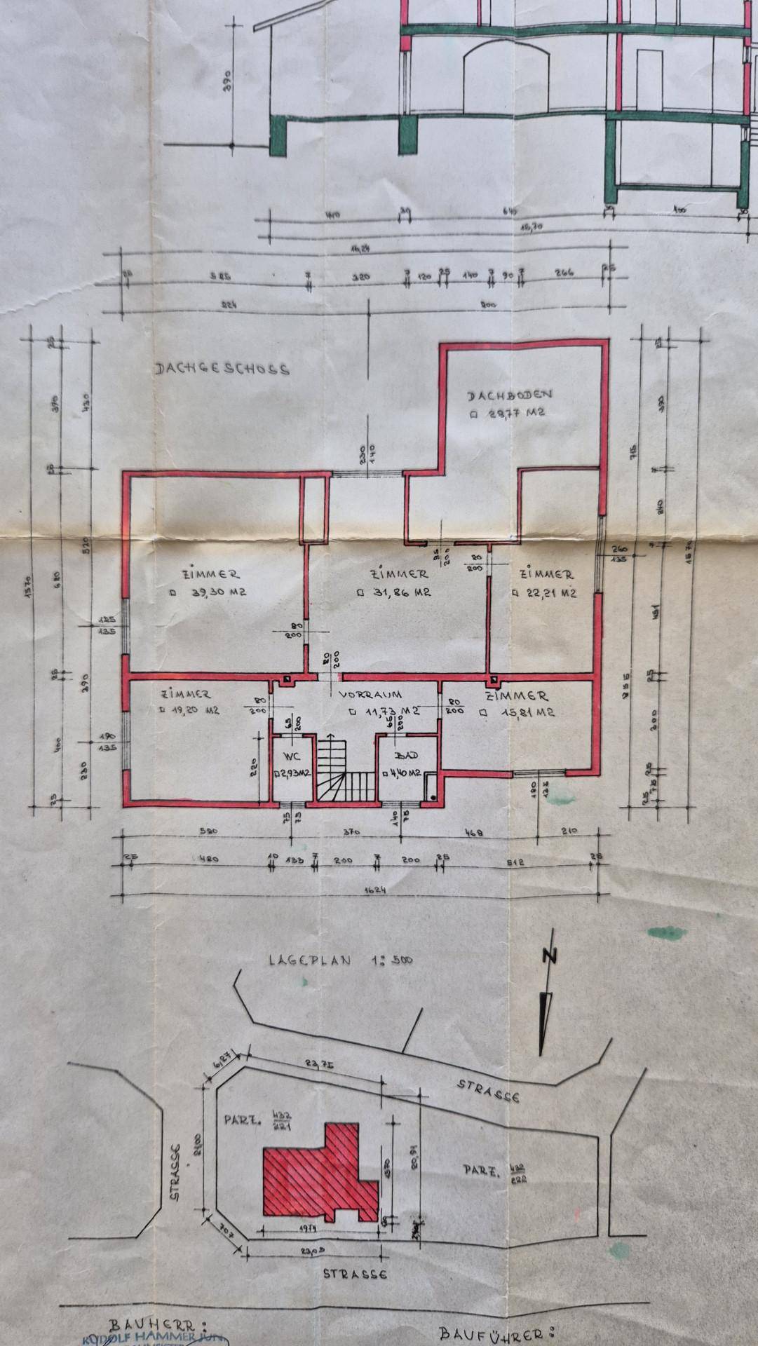 Grundriss des Dachgeschosses mit mehreren Zimmern und Lageplan des Grundstücks.