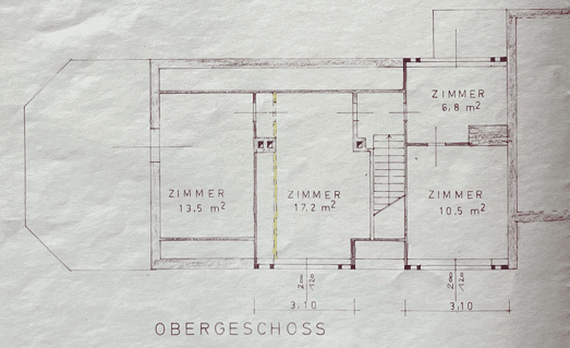 Grundriss des Obergeschosses mit mehreren Zimmern und Treppenaufgang.
