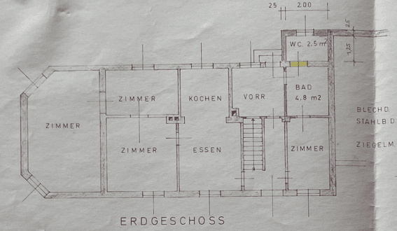 Grundriss des Erdgeschosses mit Zimmern, Küche, Essbereich, Bad und WC.