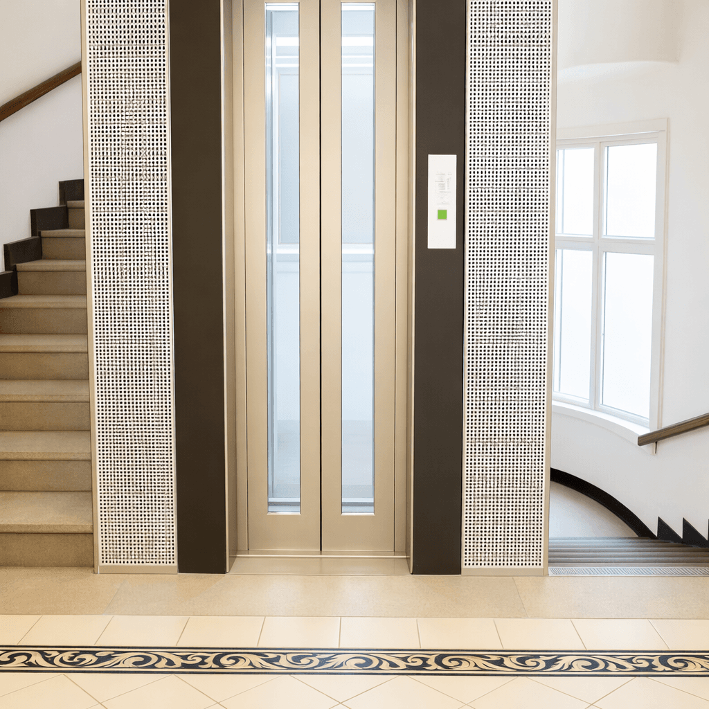 Eleganter Eingangsbereich mit Aufzug, Treppe und dekorativem Fliesenboden, bietet Zugang zu den Etagen.