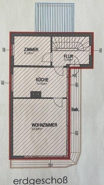 Grundriss des Erdgeschosses mit Wohnzimmer, Küche, Zimmer und Balkon.