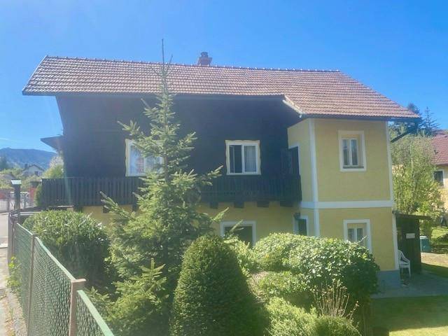 Ansicht des Hauses mit gepflegtem Vorgarten und traditionellem Ziegeldach.