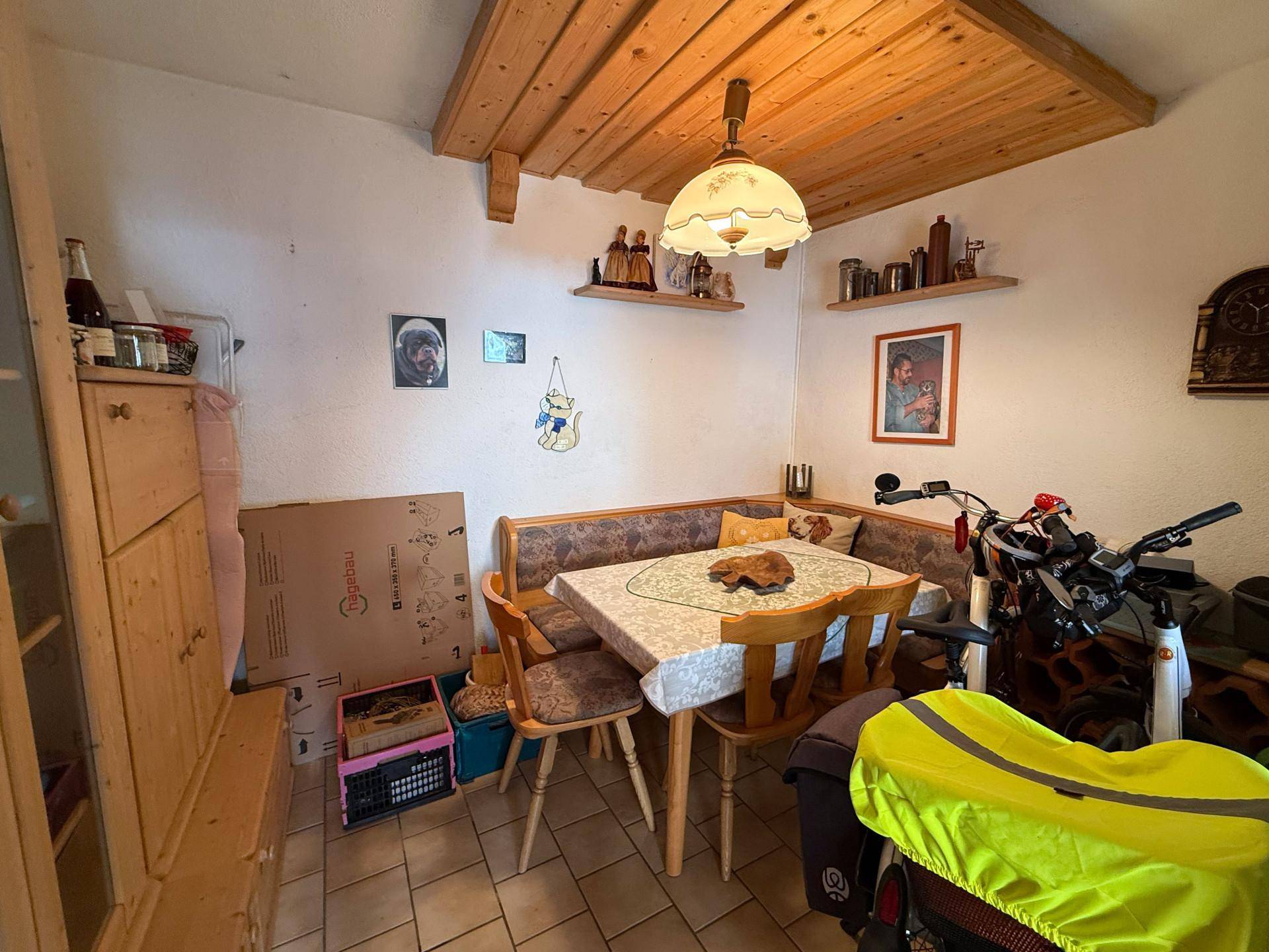 Gemütlicher Essbereich mit Holztisch, Eckbank und Holzdecke.