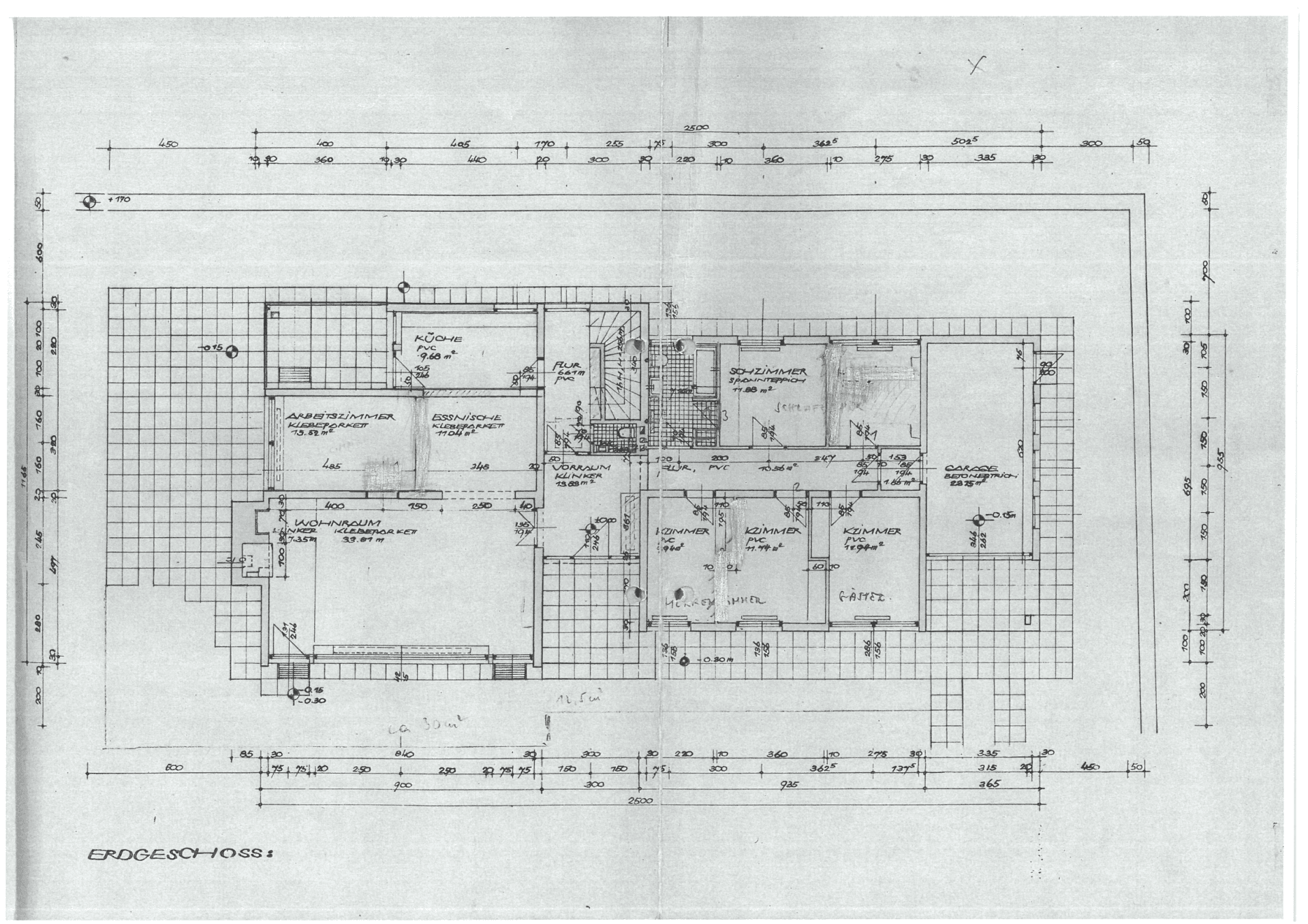 Grundriss des Erdgeschosses mit Zimmeraufteilung und Maßen.