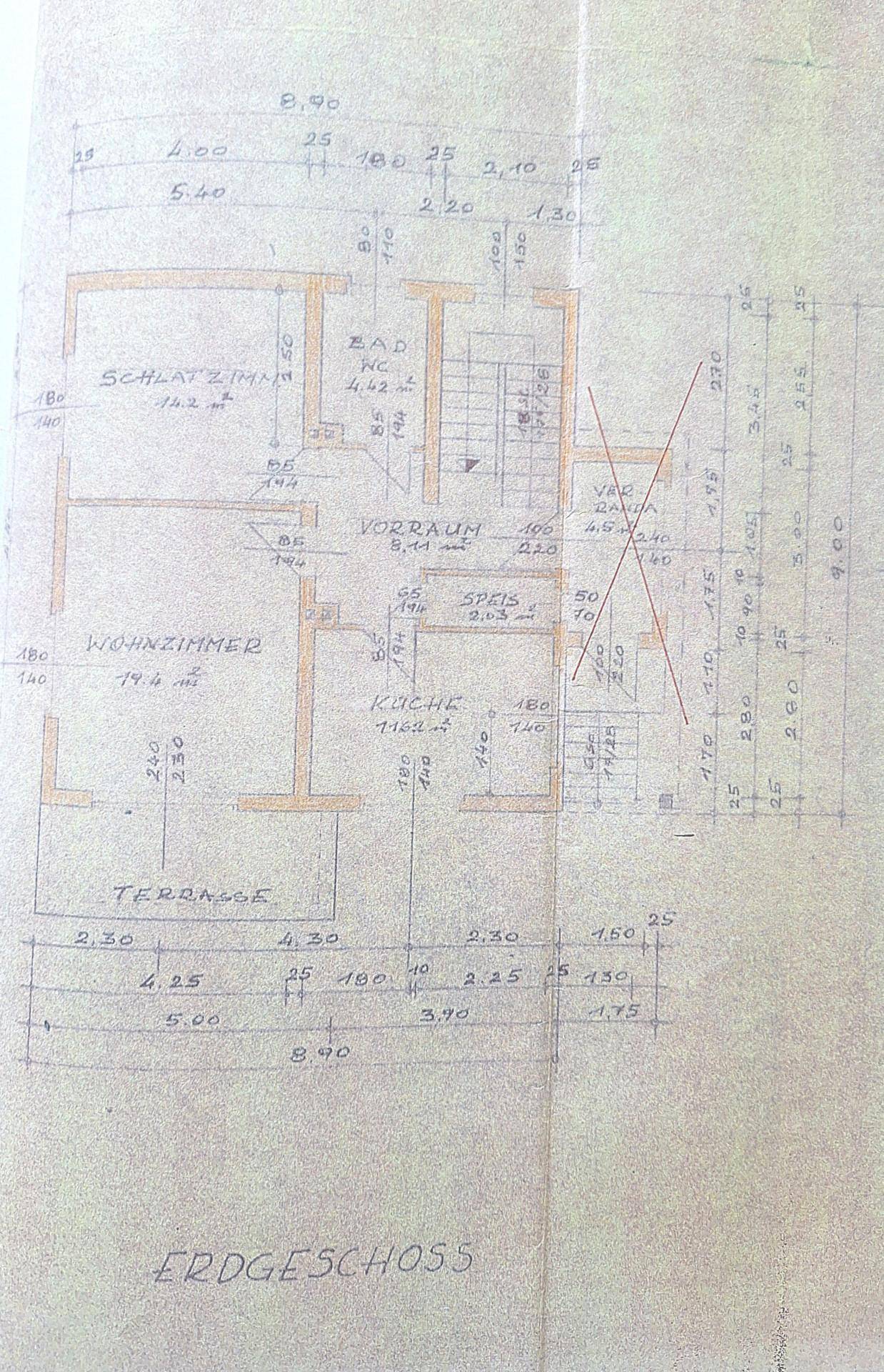 Grundriss des Erdgeschosses mit Wohnzimmer, Küche, Bad und Terrasse.