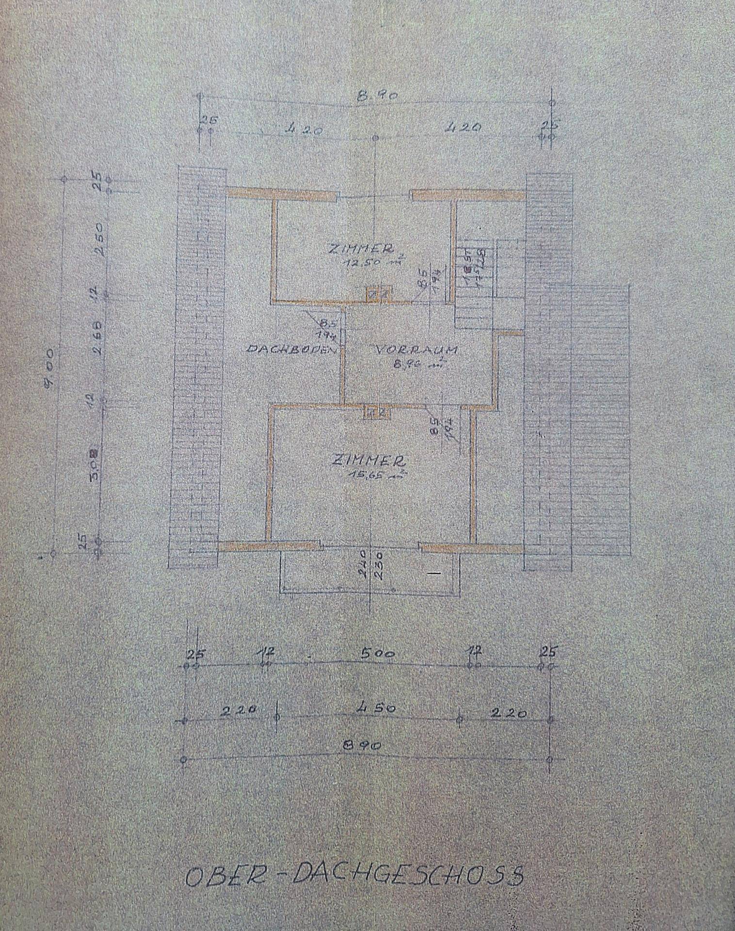Grundriss des Ober-Dachgeschosses mit zwei Zimmern und Dachboden.
