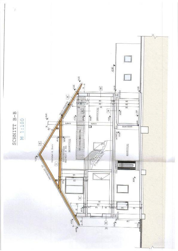 Schnittzeichnung des Gebäudes mit Dachschrägen und Balkon, detaillierte Ansicht der Konstruktion.