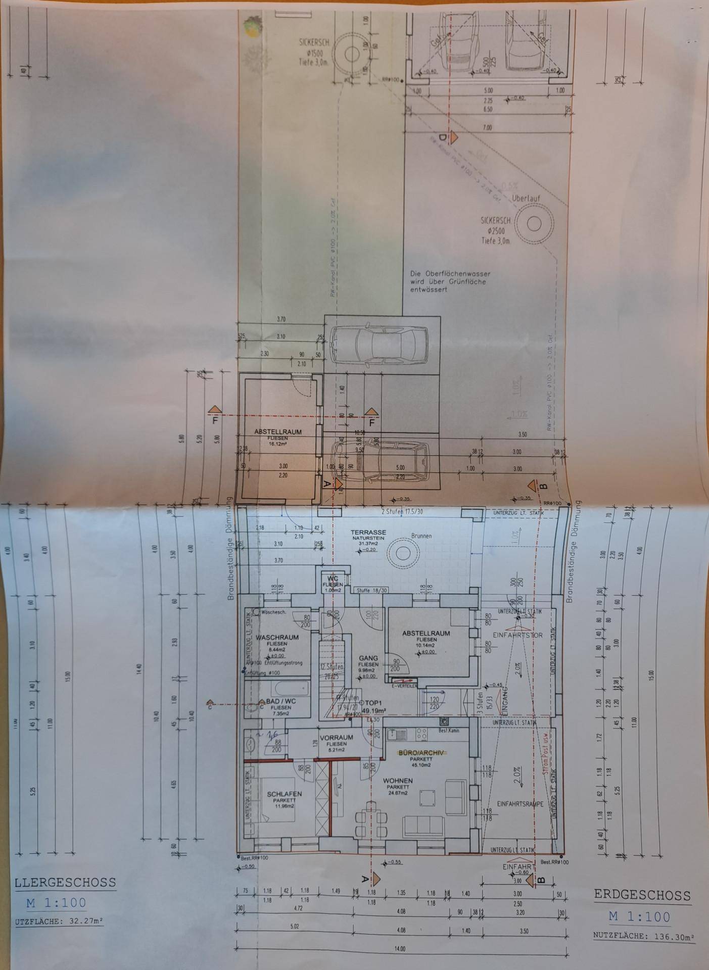 Grundriss des Kellergeschosses und Erdgeschosses mit Abstellraum, Terrasse und Wohnbereich.