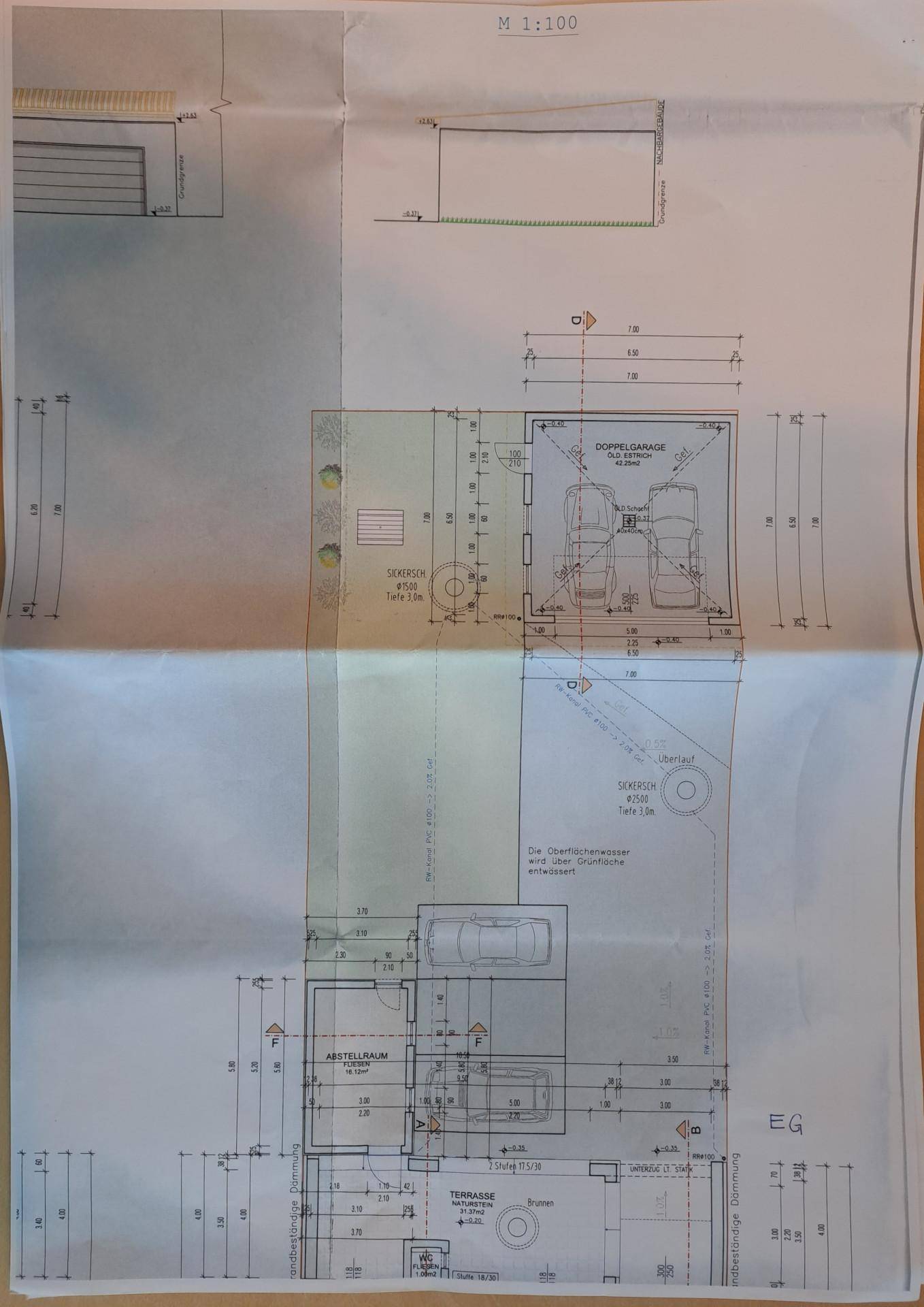 Grundriss des Erdgeschosses mit Doppelgarage und Abstellraum, detaillierte Flächenaufteilung.