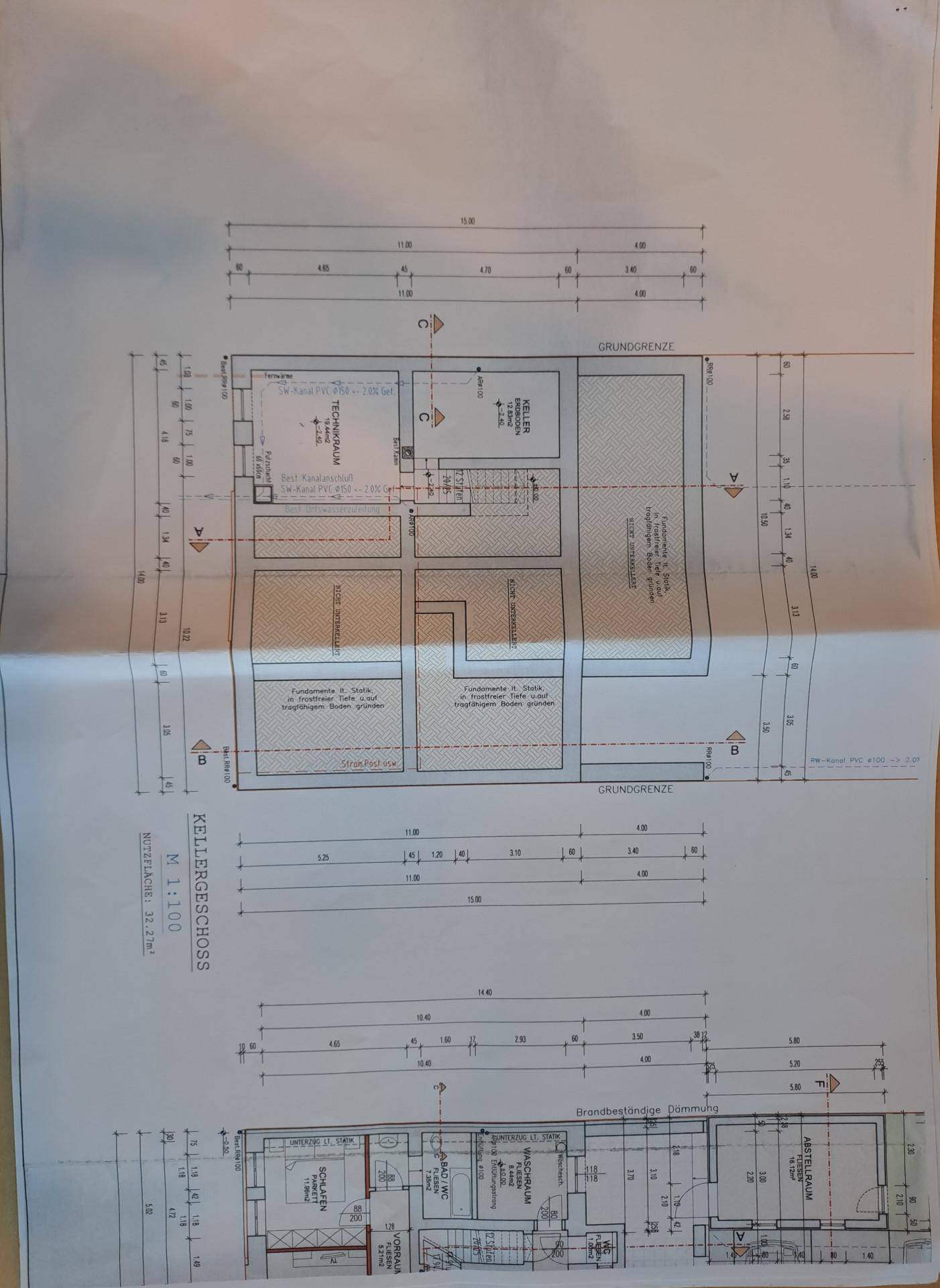 Grundriss des Kellergeschosses mit Schlafzimmer, Bad und Abstellräumen, detaillierte Aufteilung.