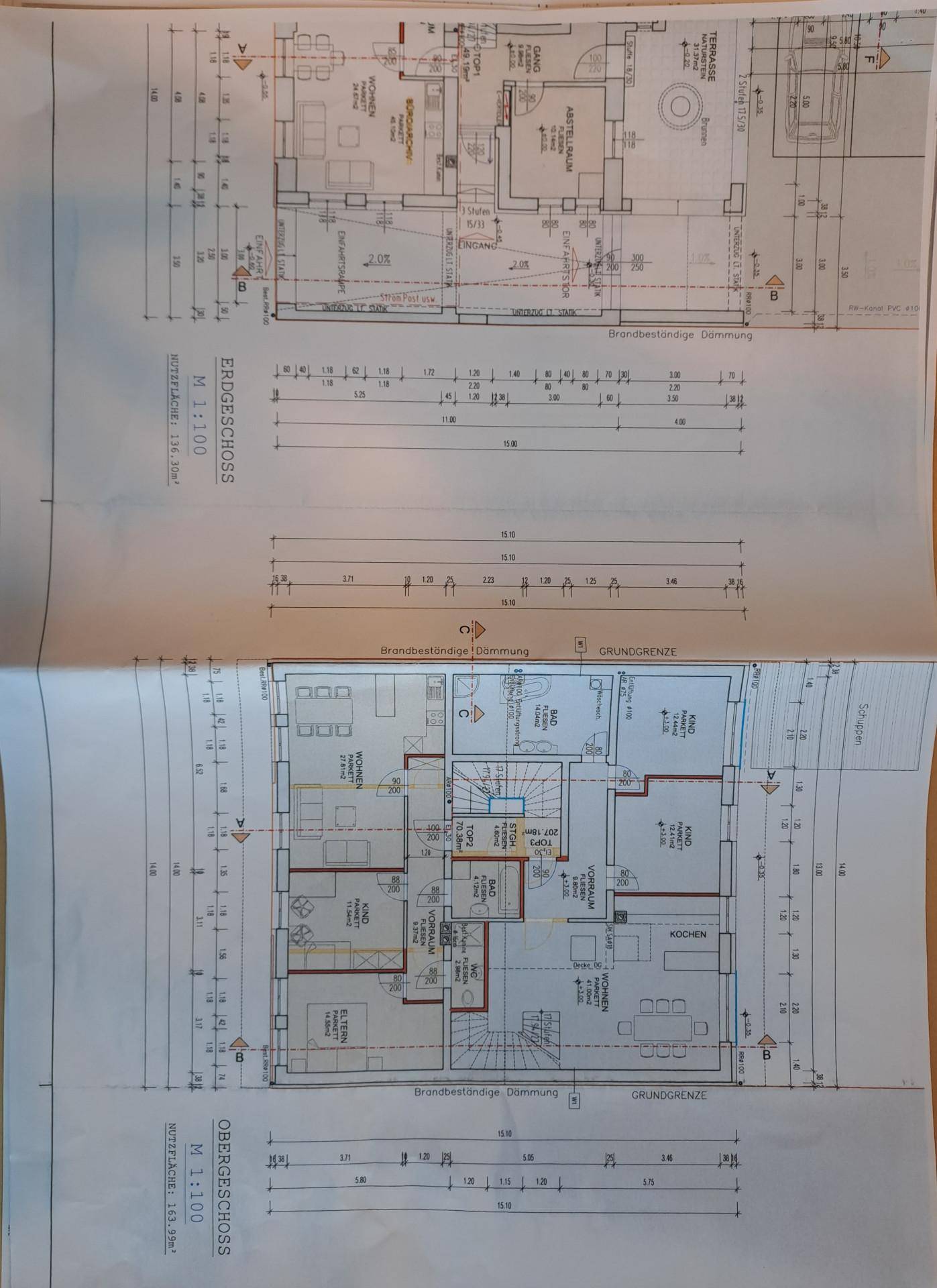 Grundriss des Erdgeschosses und Obergeschosses mit Küche, Bädern und Schlafzimmern.