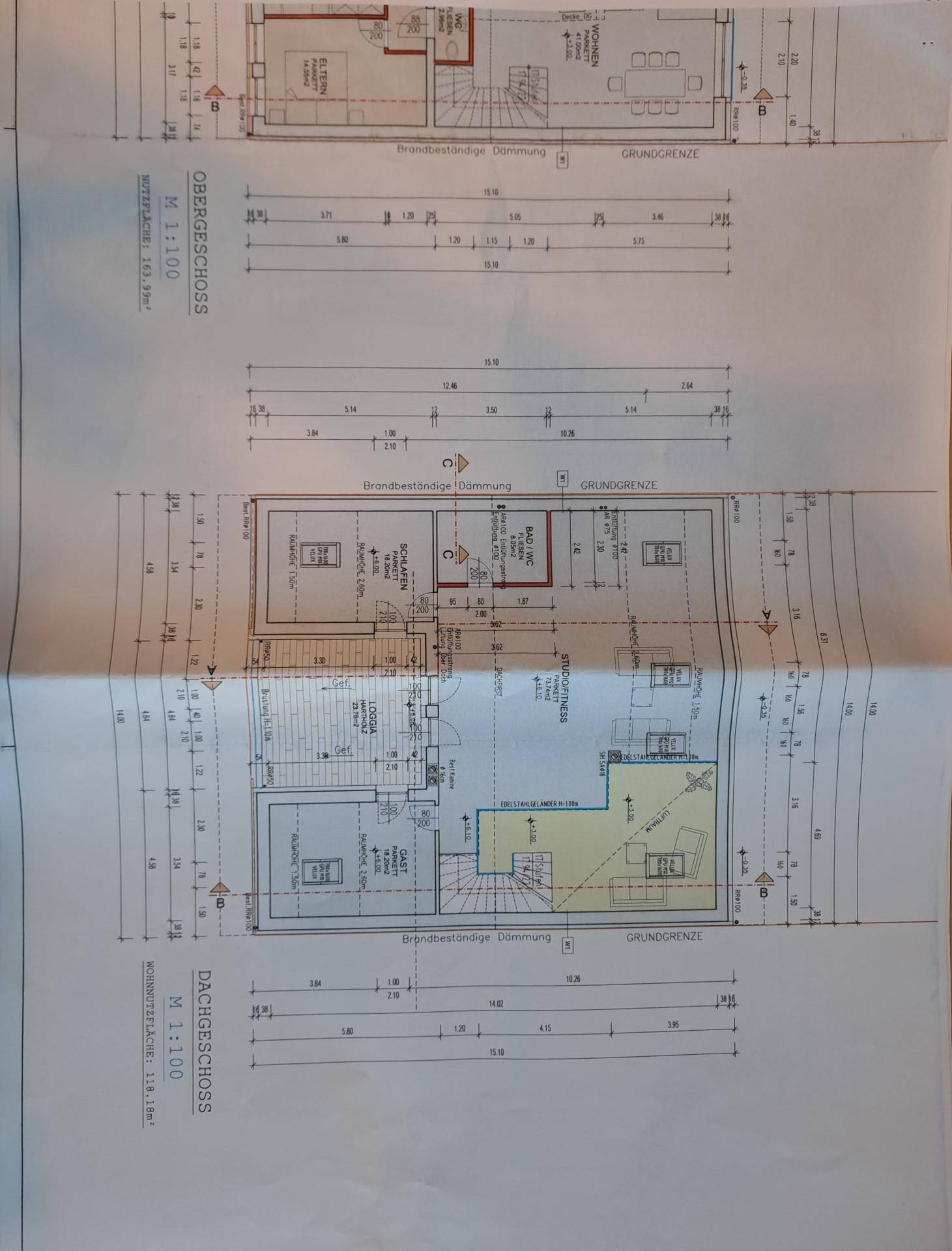 Grundriss des Obergeschosses und Dachgeschosses mit Schlafzimmern, Bad und Dachschrägen.