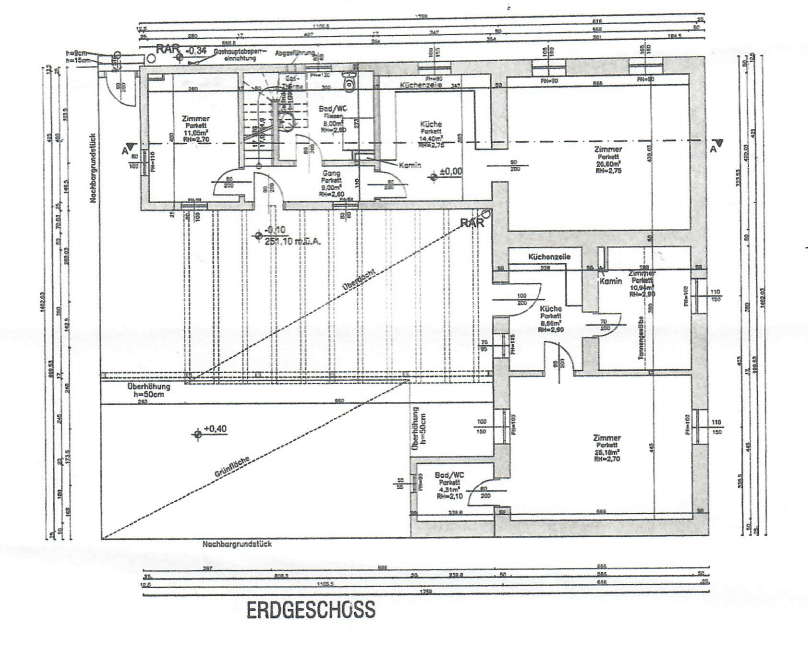Grundriss des Erdgeschosses mit mehreren Zimmern, Küche und Bad/WC.