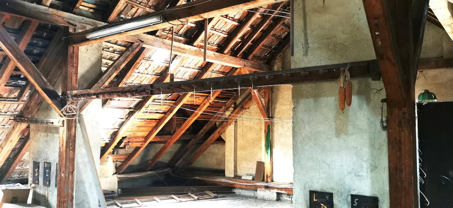 Großer Dachboden mit freiliegenden Holzbalken und Dachkonstruktion, bietet Ausbaupotenzial.