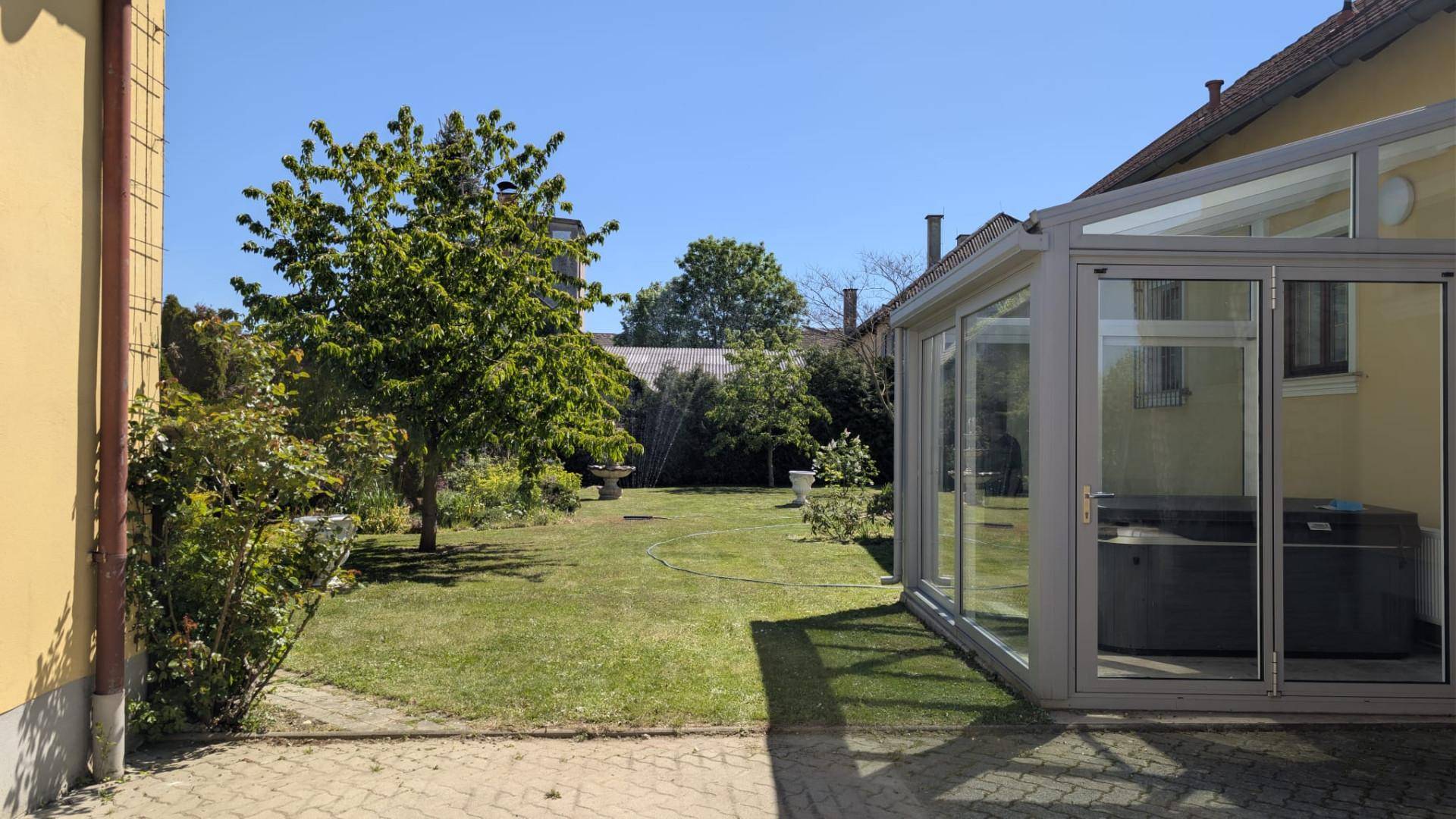 LIEBEVOLLER, SEHR GEPFLEGTER BUNGALOW SAMT NEBENGEBÄUDE MIT PARKÄHNLICHEM GARTEN IN TRAUMHAFTER WOHNLAGE MIT HERRLICHEM GRÜNBLICK DIREKT AN FELDER DER REGION ANGRENZEND - Ansicht 4