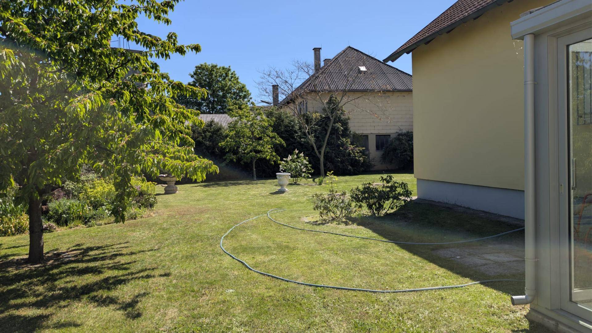LIEBEVOLLER, SEHR GEPFLEGTER BUNGALOW SAMT NEBENGEBÄUDE MIT PARKÄHNLICHEM GARTEN IN TRAUMHAFTER WOHNLAGE MIT HERRLICHEM GRÜNBLICK DIREKT AN FELDER DER REGION ANGRENZEND - Ansicht 5