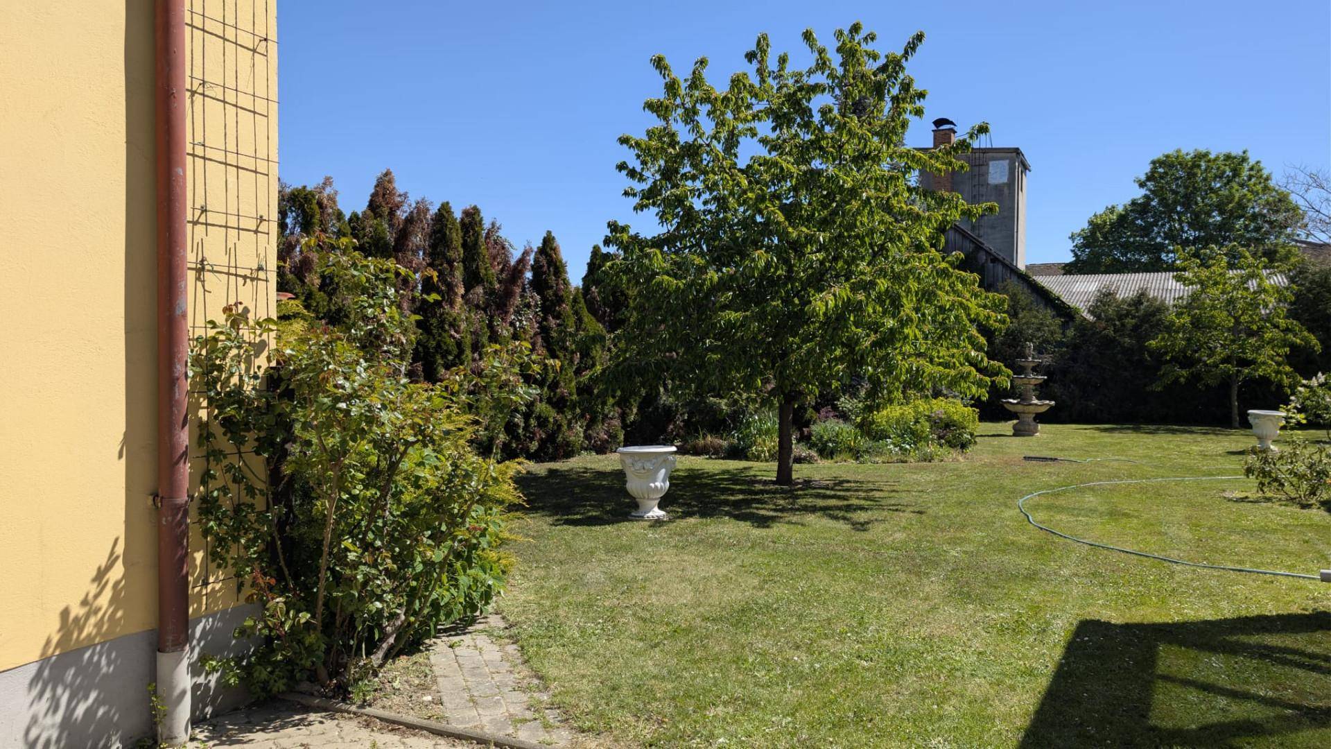 LIEBEVOLLER, SEHR GEPFLEGTER BUNGALOW SAMT NEBENGEBÄUDE MIT PARKÄHNLICHEM GARTEN IN TRAUMHAFTER WOHNLAGE MIT HERRLICHEM GRÜNBLICK DIREKT AN FELDER DER REGION ANGRENZEND - Ansicht 6