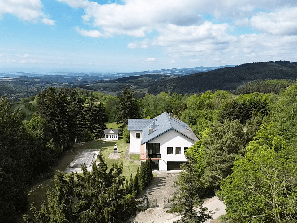 Panoramische Luftaufnahme des Hauses mit Garten und atemberaubendem Blick auf die umliegende Berglandschaft.