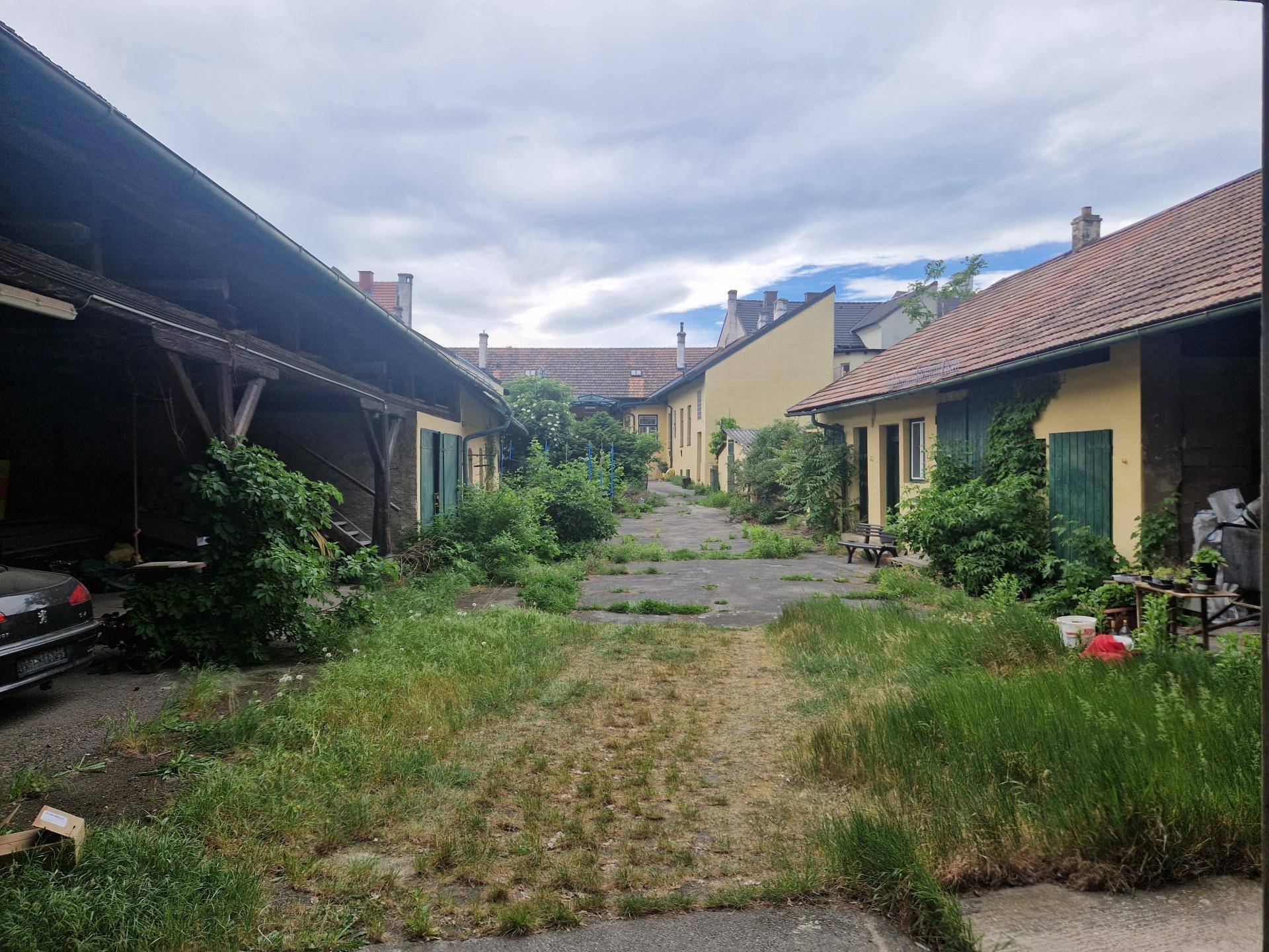 INTERESSANTE BAUTRÄGERLIEGENSCHAFT - BAULANDRESERVE IN ZENTRUMSLAGE MIT ALTBESTAND – pohled 2