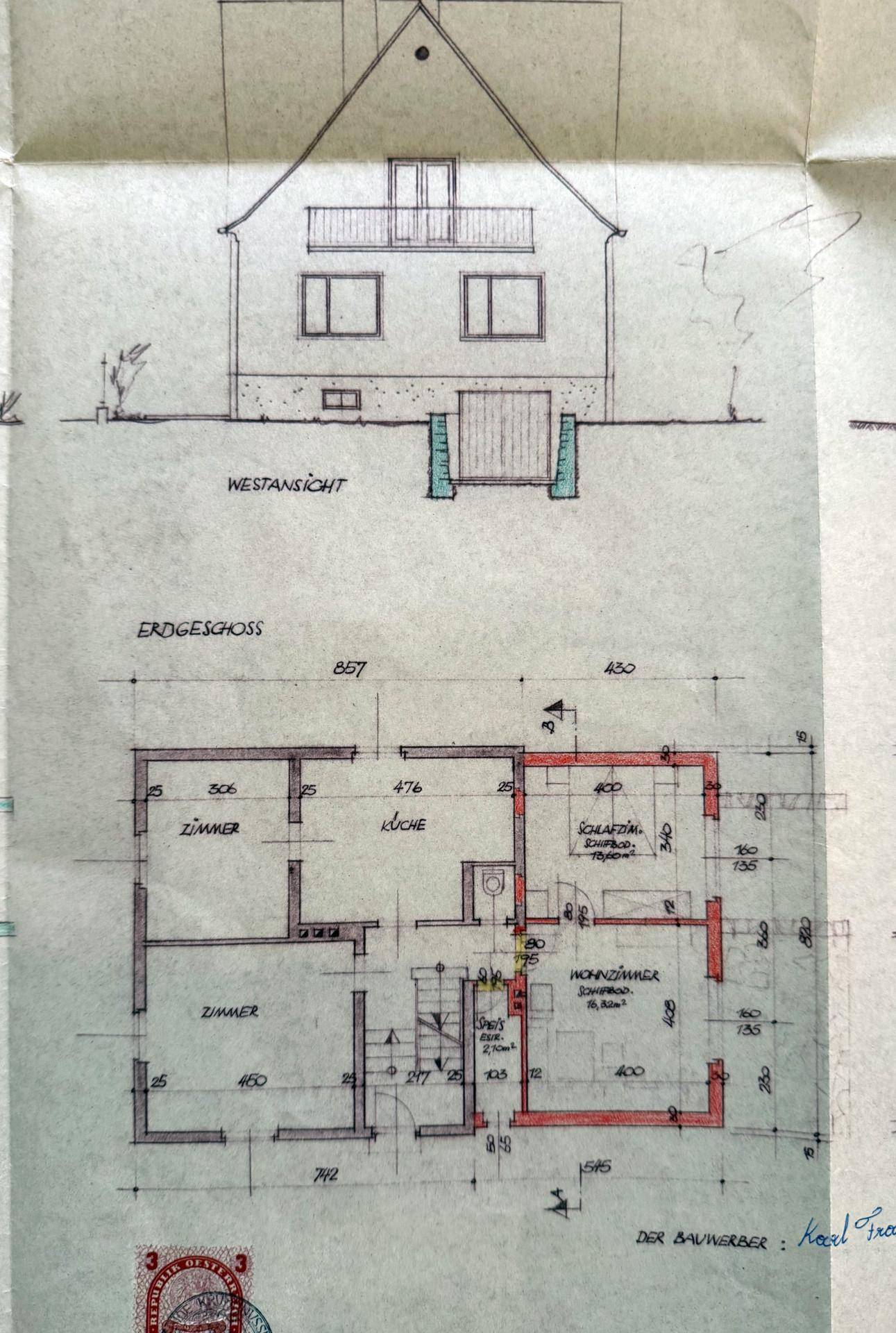 Detaillierter Grundriss des Erdgeschosses und der Westansicht eines Einfamilienhauses.