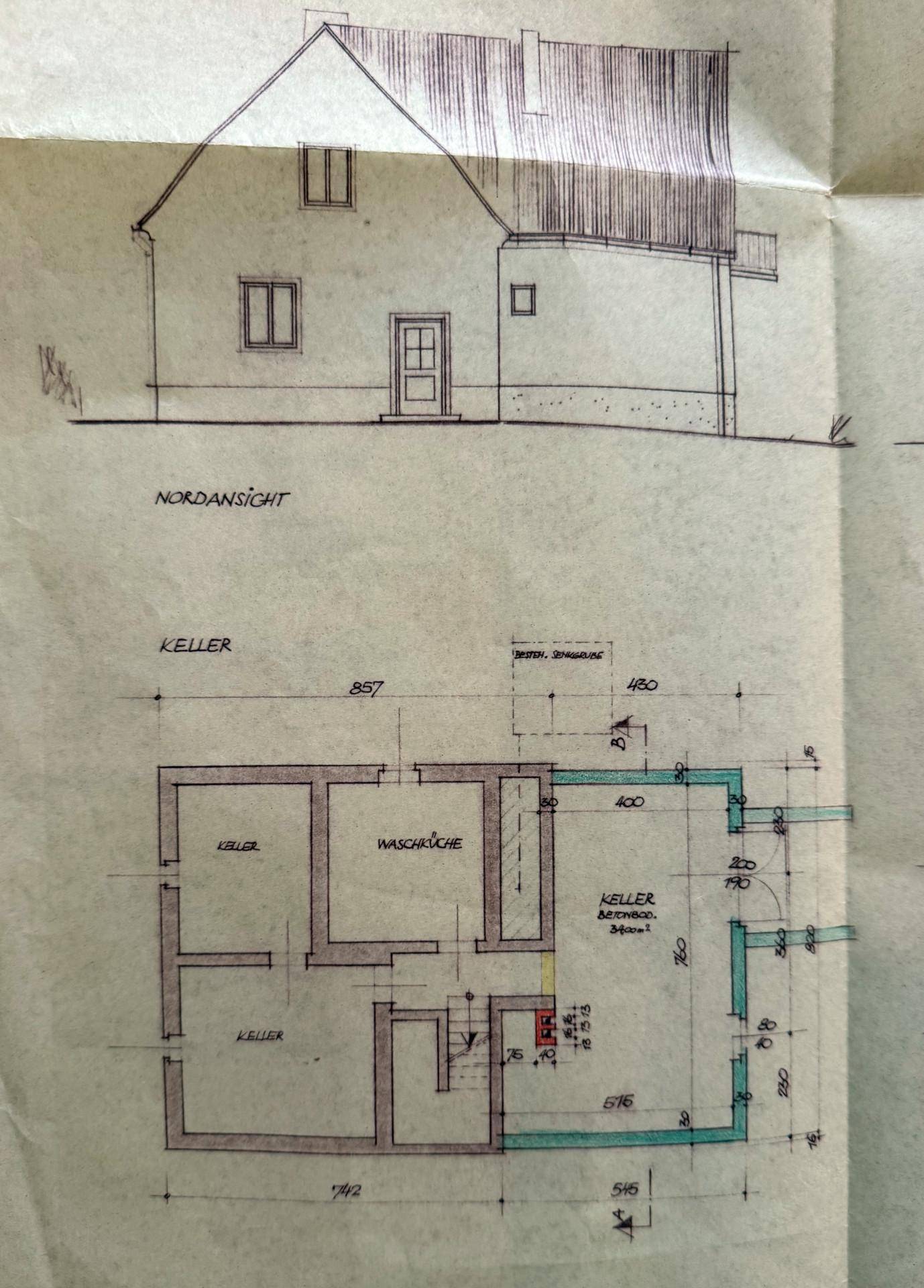 Grundriss des Kellers und Nordansicht eines Hauses mit verschiedenen Räumen.