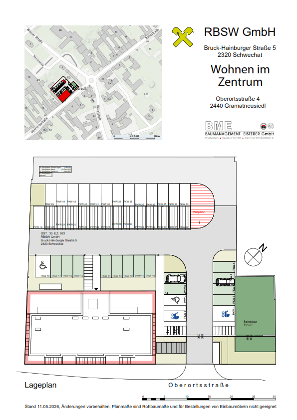 Lageplan des Grundstücks mit Gebäudegrundriss, Parkplätzen und Spielplatz.