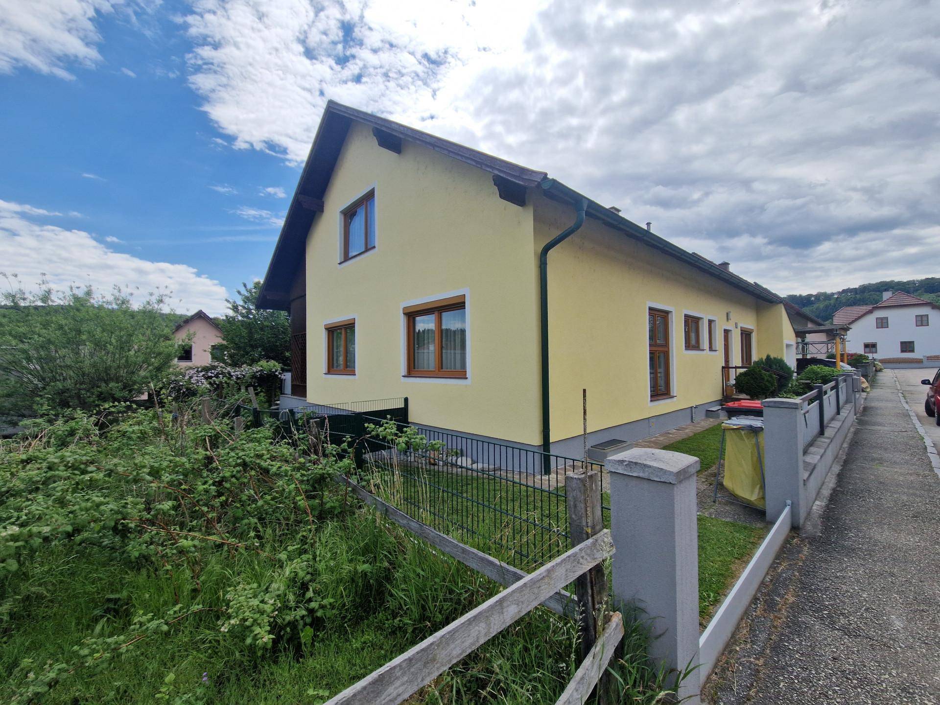 TRAUMHAFTER BUNGALOW SAMT GARAGE MIT MONTAGEGRUBE UND HERRLICHEM, SEHR GEPFLEGEN, IDYLLISCHEN GARTEN IN SEHR GEFRAGTER WOHNLAGE - Ansicht 2