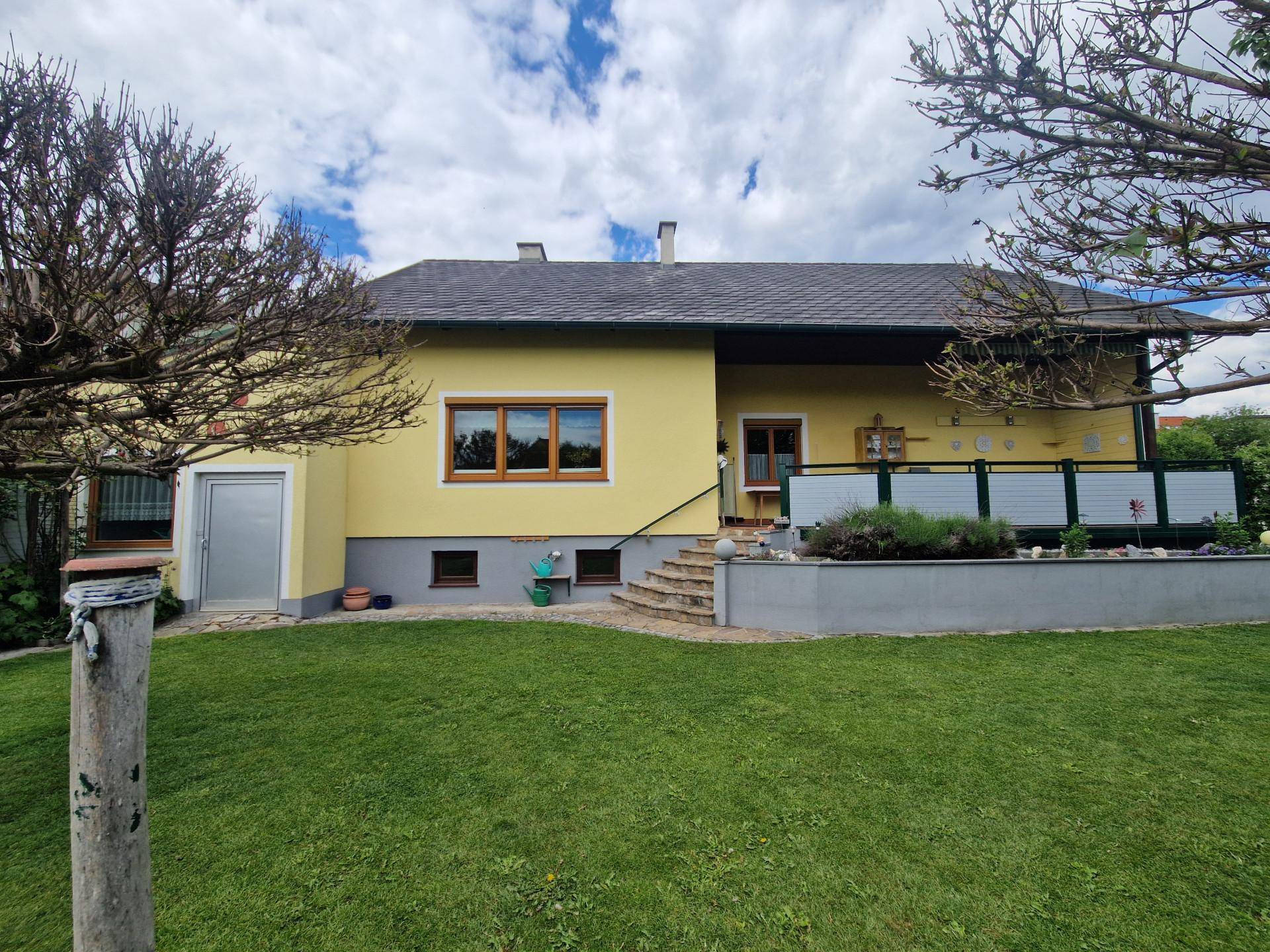 TRAUMHAFTER BUNGALOW SAMT GARAGE MIT MONTAGEGRUBE UND HERRLICHEM, SEHR GEPFLEGEN, IDYLLISCHEN GARTEN IN SEHR GEFRAGTER WOHNLAGE - Ansicht 3