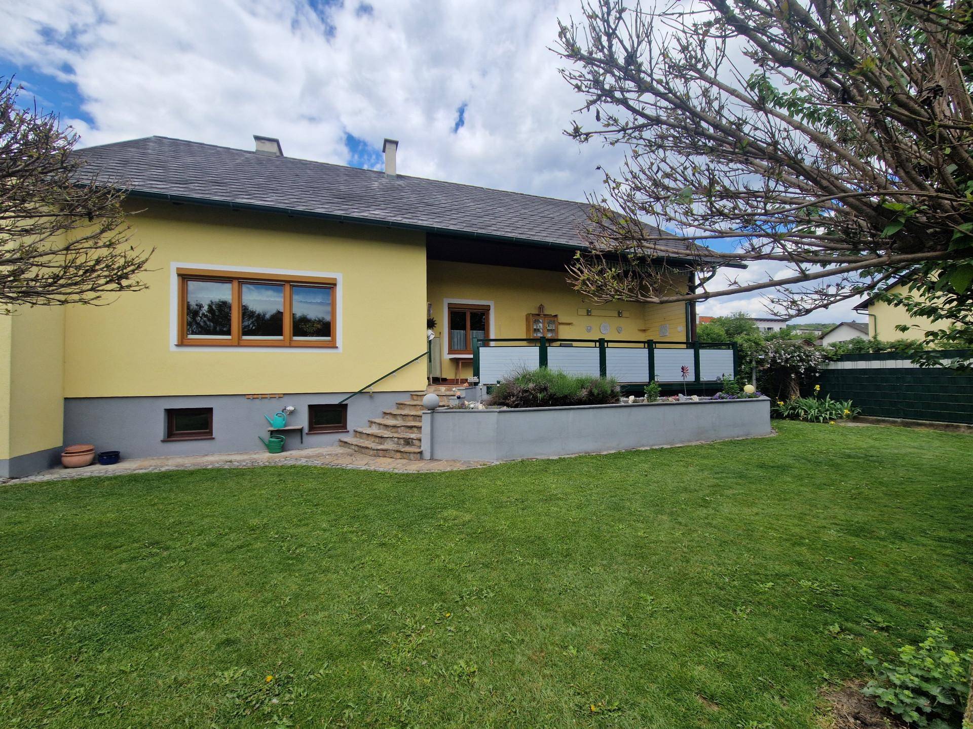 TRAUMHAFTER BUNGALOW SAMT GARAGE MIT MONTAGEGRUBE UND HERRLICHEM, SEHR GEPFLEGEN, IDYLLISCHEN GARTEN IN SEHR GEFRAGTER WOHNLAGE - Ansicht 4