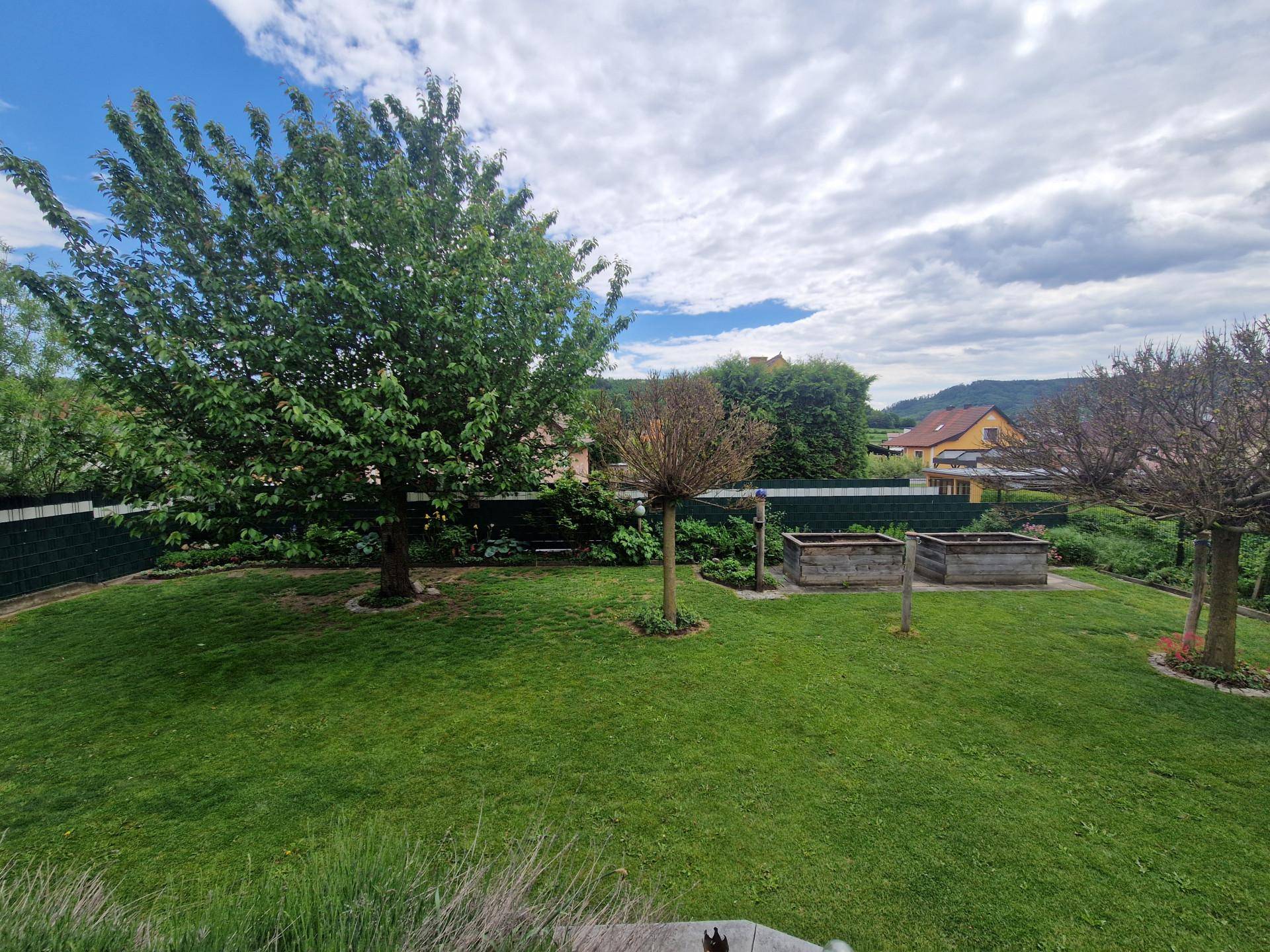 TRAUMHAFTER BUNGALOW SAMT GARAGE MIT MONTAGEGRUBE UND HERRLICHEM, SEHR GEPFLEGEN, IDYLLISCHEN GARTEN IN SEHR GEFRAGTER WOHNLAGE - Ansicht 6
