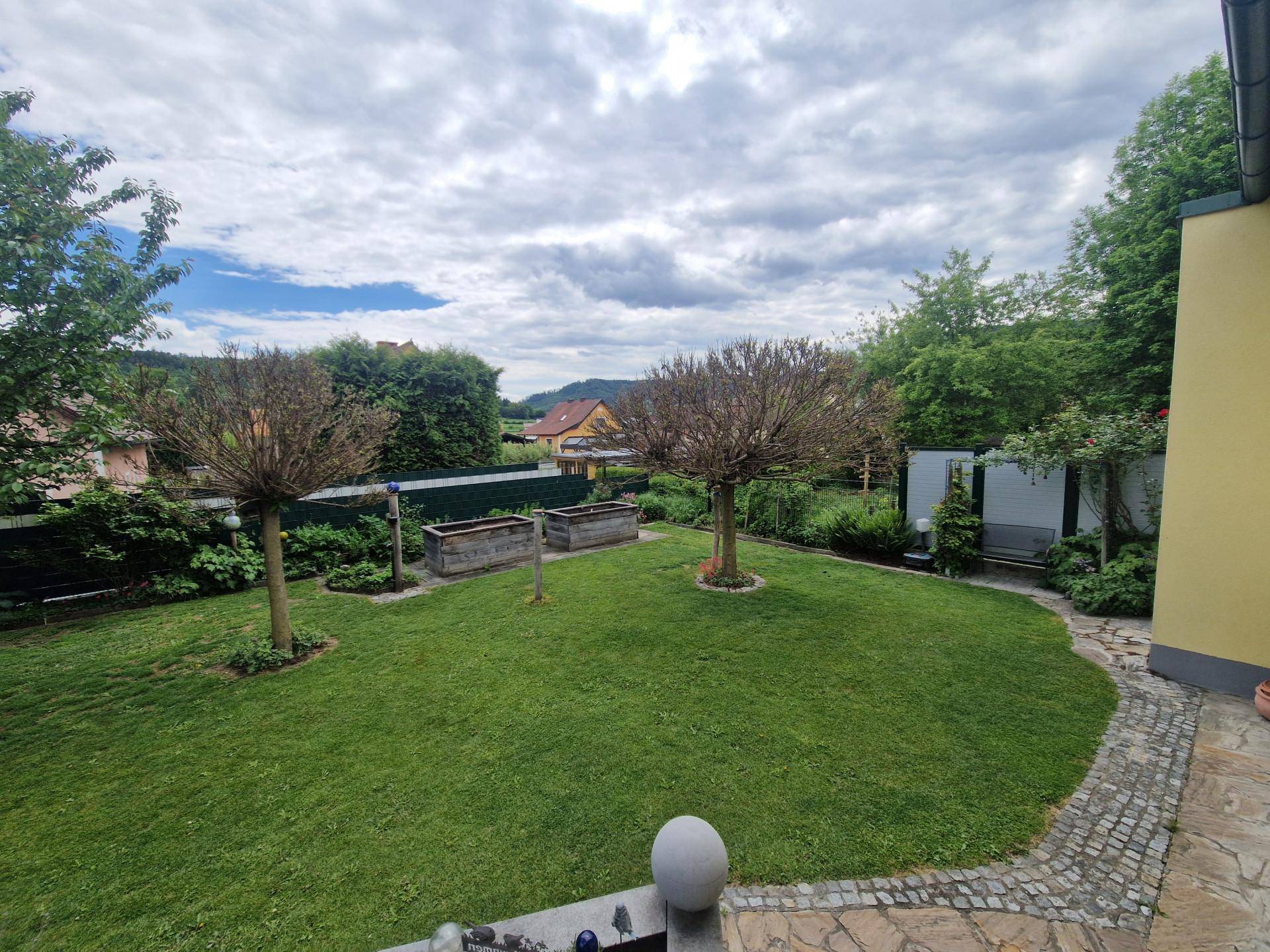 TRAUMHAFTER BUNGALOW SAMT GARAGE MIT MONTAGEGRUBE UND HERRLICHEM, SEHR GEPFLEGEN, IDYLLISCHEN GARTEN IN SEHR GEFRAGTER WOHNLAGE - Mehr