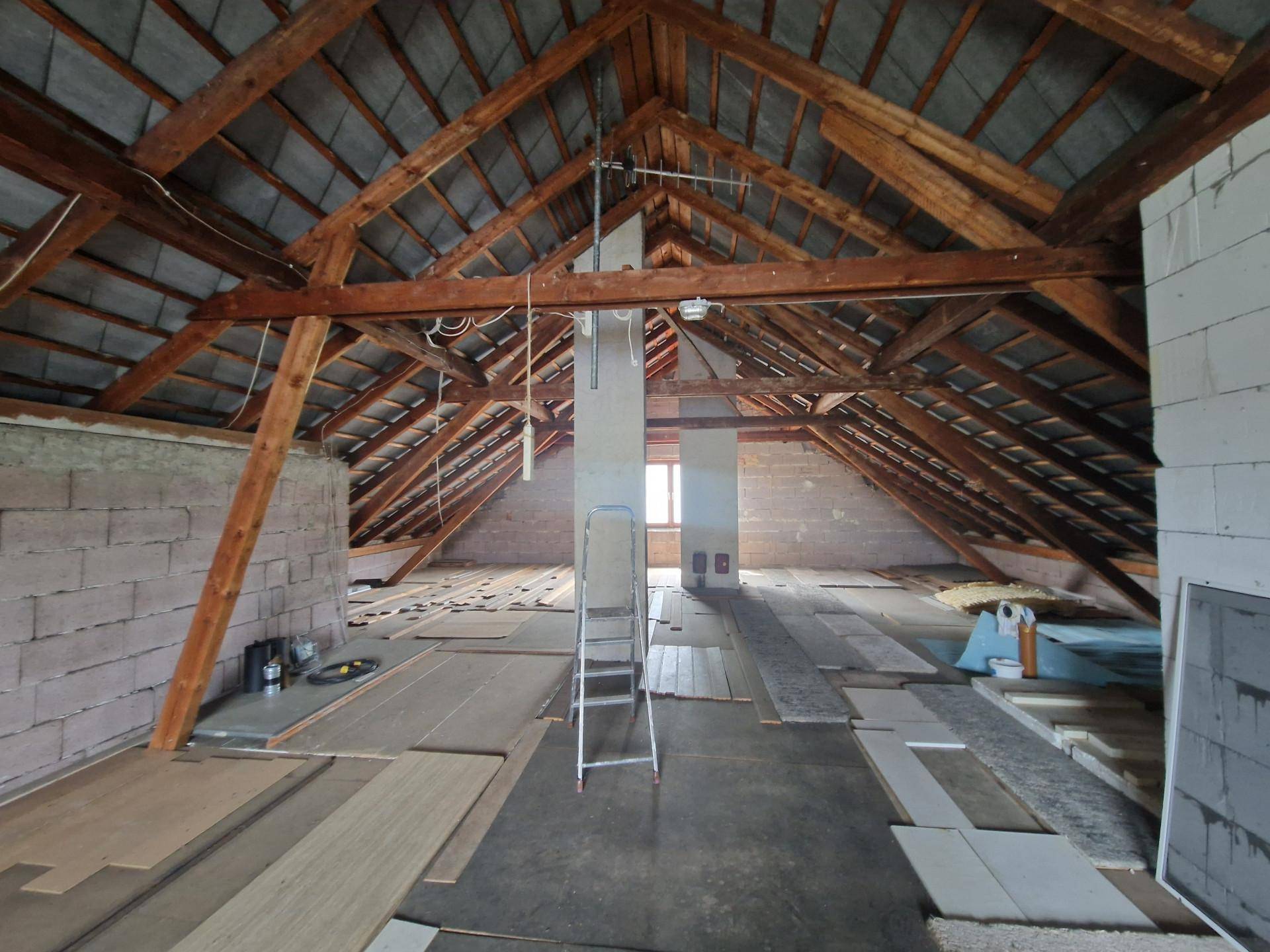 Unausgebauter Dachboden mit sichtbaren Holzbalken und Dachkonstruktion.