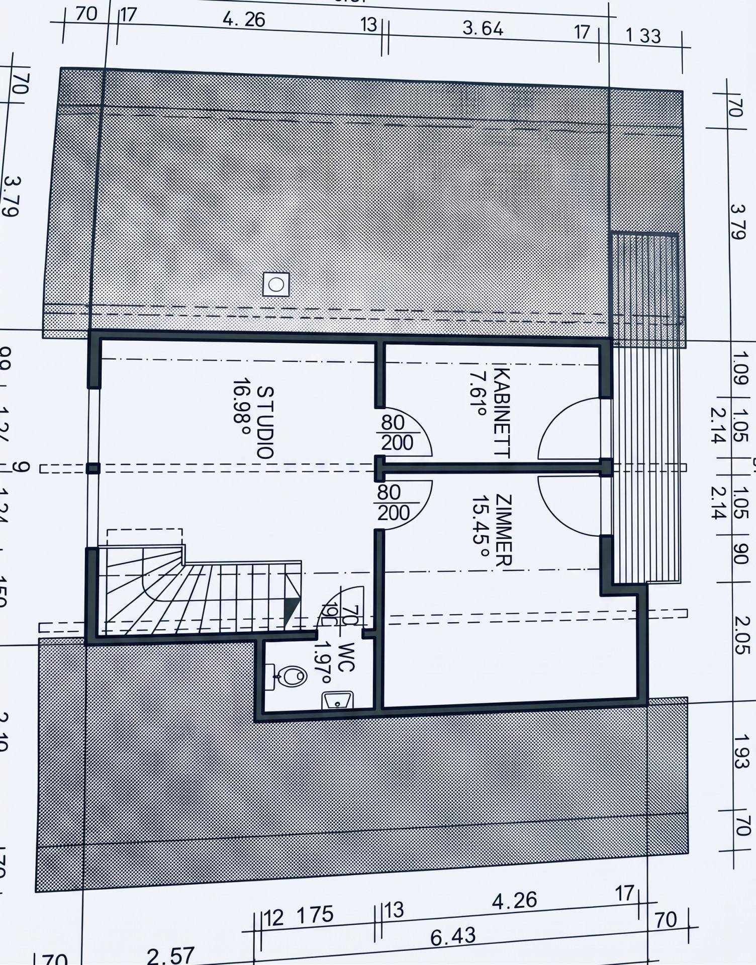 Grundriss des Obergeschosses mit Studio, Zimmern, WC und Balkon.