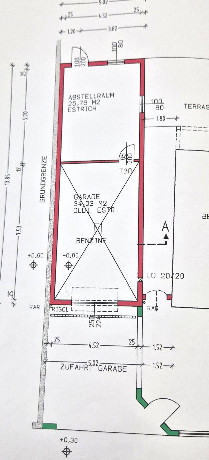 Detaillierter Grundriss der Garage und des Abstellraums mit Zufahrt.