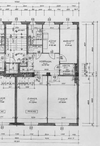 Detaillierter Grundrissplan mit Raumaufteilung, Maßen und Bezeichnungen der Zimmer.
