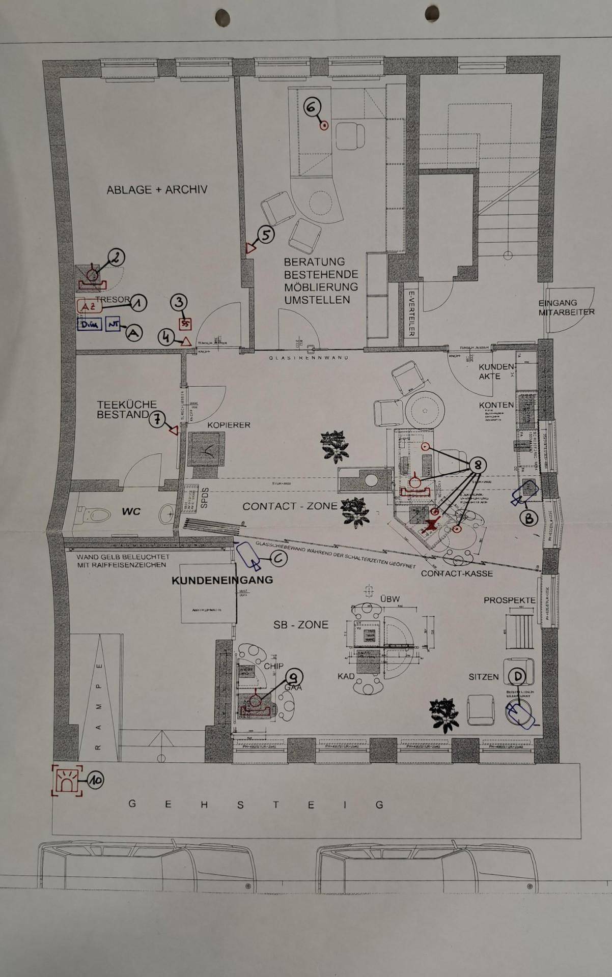 Grundriss des Erdgeschosses mit Kundenbereich, Büros, Teeküche und barrierefreiem Zugang.