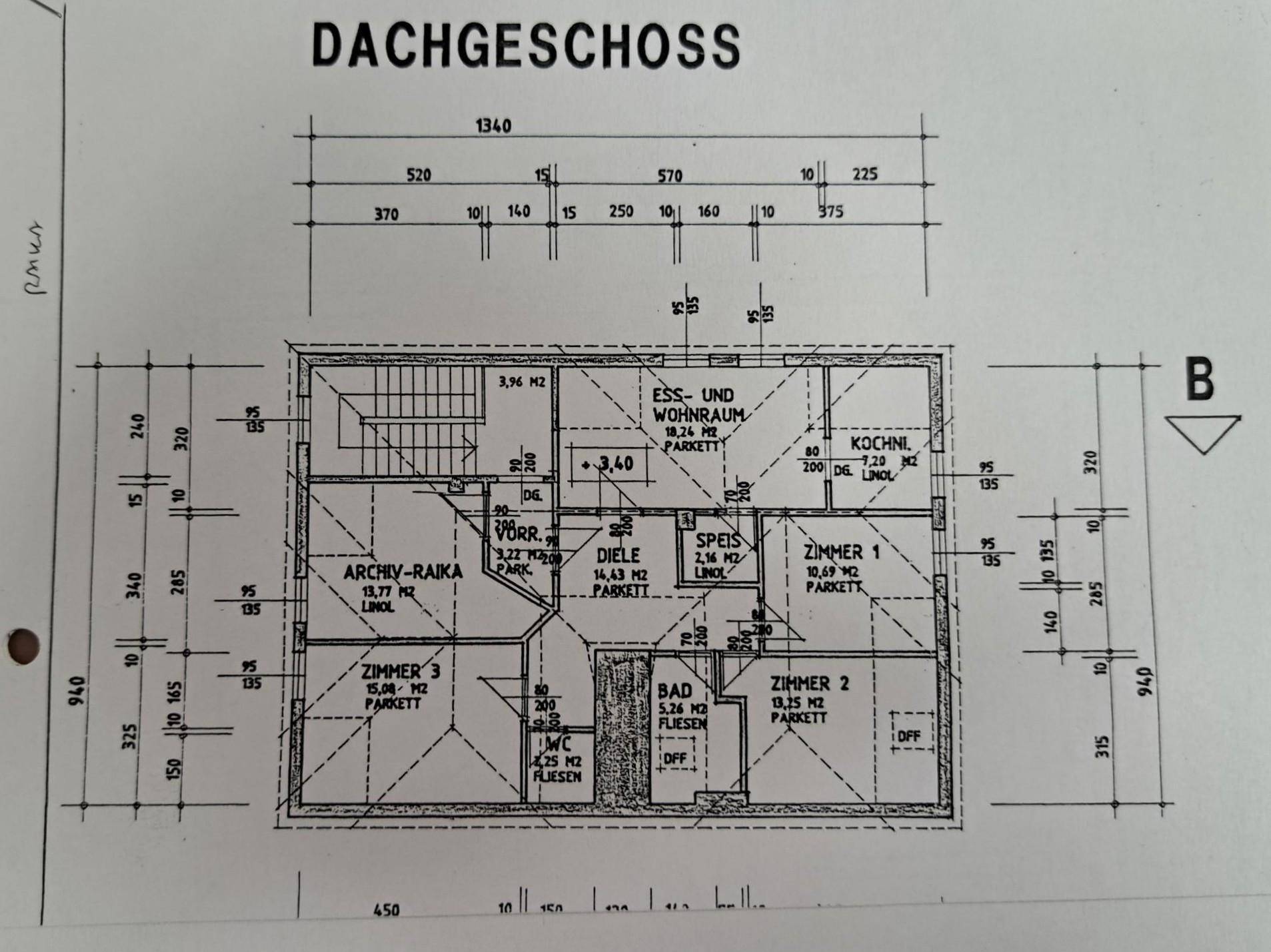 Grundriss des Dachgeschosses mit Ess- und Wohnraum, Schlafzimmern, Bad und Dachschrägen.