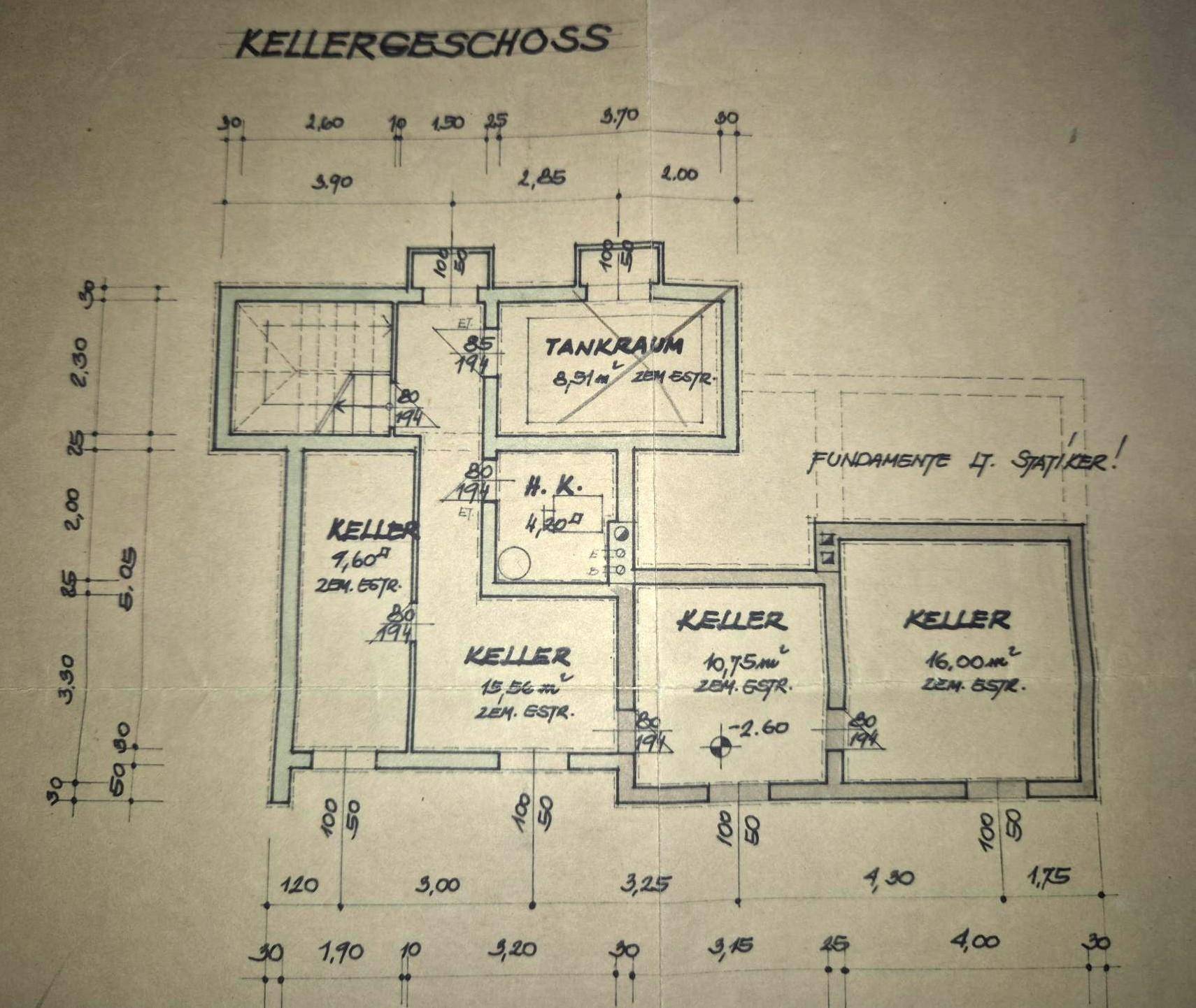 Grundriss des Kellergeschosses mit mehreren Kellerräumen, Heizungsraum und Tankraum.