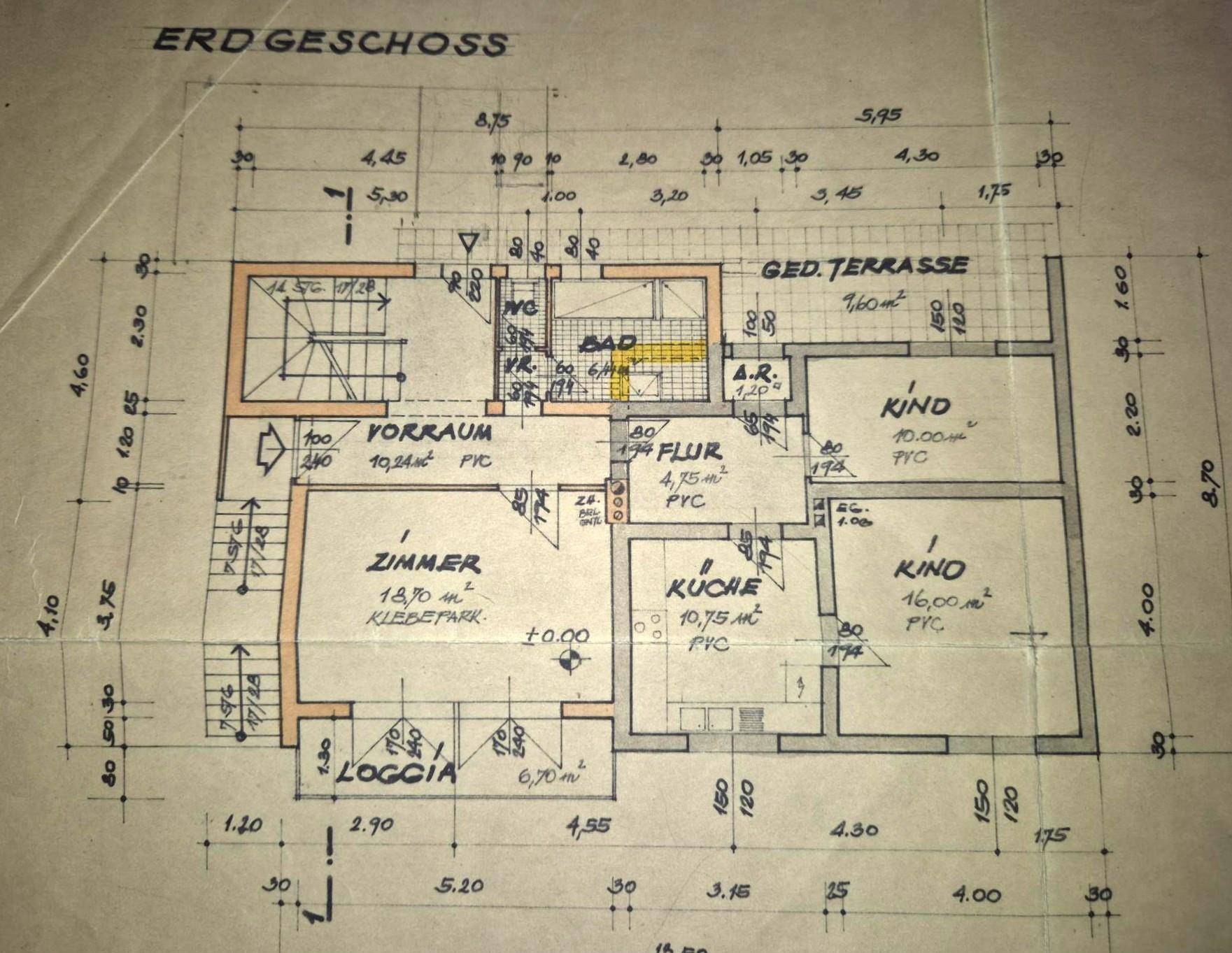 Grundriss des Erdgeschosses mit Zimmer, Küche, Bad, Kinderzimmern, Loggia und überdachter Terrasse.